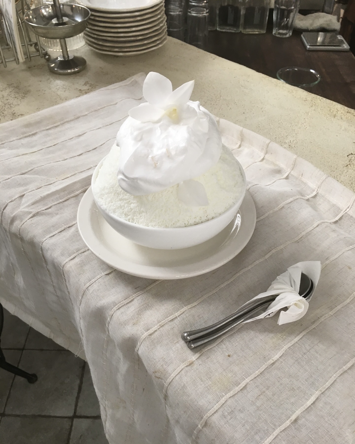 오라 달콤한 빙수여🍧 더위 녹여줄 시원한 빙수 맛집5🧊🤍 1. 트와엣모아 참외 빙수 참외 과육과 참외잼, 필, 유자 소르베를 더한 산뜻한 여름 빙수 2. 미묘 말차 유자 빙수 말차 얼음에 유자 젤리와 유자 퓌레를 더해 쌉싸름함과 상큼함을 함께 느낄 수 있는 빙수 3. 아케이드 토오베 이스파한 빙수 라즈베리와 장미, 리치 무드가 어우러진 향긋한 빙수 4. 무심 디저트바 멜론 참외 빙수 우유 얼음 위에 요거트 아이스크림, 참외 생크림, 멜론 한 조각을 올린 빙수 5. 힌다정 블루베리 빙수 블루베리와 요거트 조합이 상큼하게 어울리는 빙수 이미지