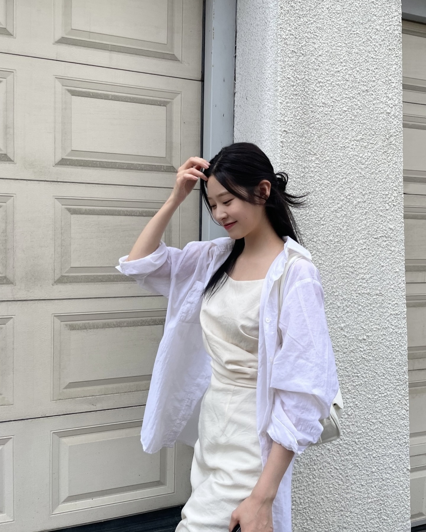 여름엔 린넨만 믿어🍃
여름이 가까워질수록 손이 자주 가는 아이템, 바로 린넨 셔츠입니다. 통기성이 좋아 답답하지 않고,소재감 덕분에 편안하면서도 여유로운 분위기를 연출할 수 있는데요.
단독으로 입어도 좋고, 슬리브리스나 티셔츠 위에 가볍게 걸쳐도 활용도가 높습니다. 화이트 팬츠, 데님, 쇼츠 어디에나 잘 어울리는 린넨 셔츠로 여름 데일리룩을 완성해보세요. 이미지6
