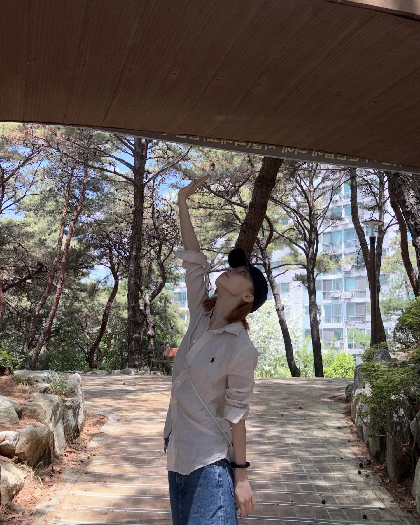 여름엔 린넨만 믿어🍃
여름이 가까워질수록 손이 자주 가는 아이템, 바로 린넨 셔츠입니다. 통기성이 좋아 답답하지 않고,소재감 덕분에 편안하면서도 여유로운 분위기를 연출할 수 있는데요.
단독으로 입어도 좋고, 슬리브리스나 티셔츠 위에 가볍게 걸쳐도 활용도가 높습니다. 화이트 팬츠, 데님, 쇼츠 어디에나 잘 어울리는 린넨 셔츠로 여름 데일리룩을 완성해보세요. 이미지3