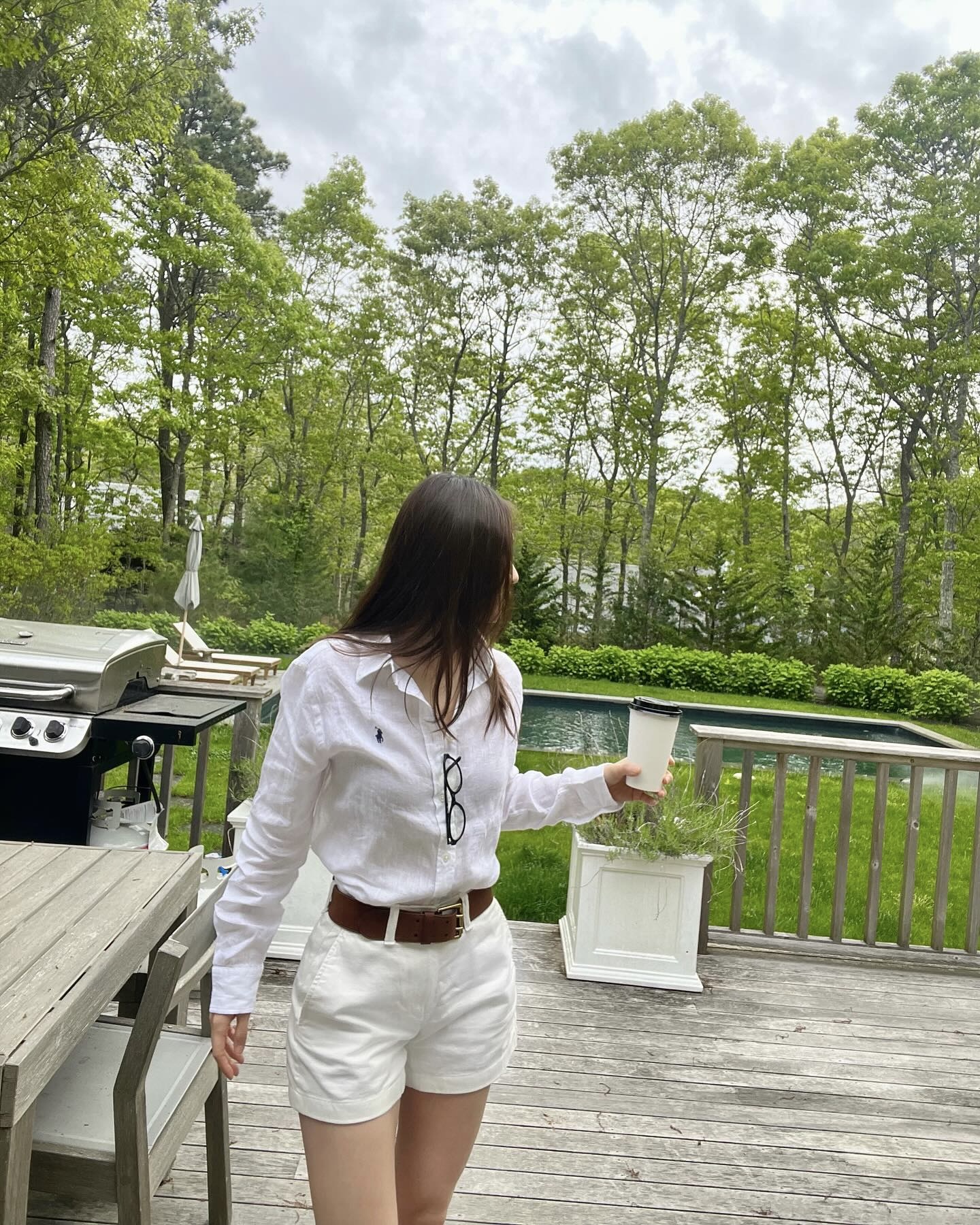 여름엔 린넨만 믿어🍃
여름이 가까워질수록 손이 자주 가는 아이템, 바로 린넨 셔츠입니다. 통기성이 좋아 답답하지 않고,소재감 덕분에 편안하면서도 여유로운 분위기를 연출할 수 있는데요.
단독으로 입어도 좋고, 슬리브리스나 티셔츠 위에 가볍게 걸쳐도 활용도가 높습니다. 화이트 팬츠, 데님, 쇼츠 어디에나 잘 어울리는 린넨 셔츠로 여름 데일리룩을 완성해보세요. 이미지10