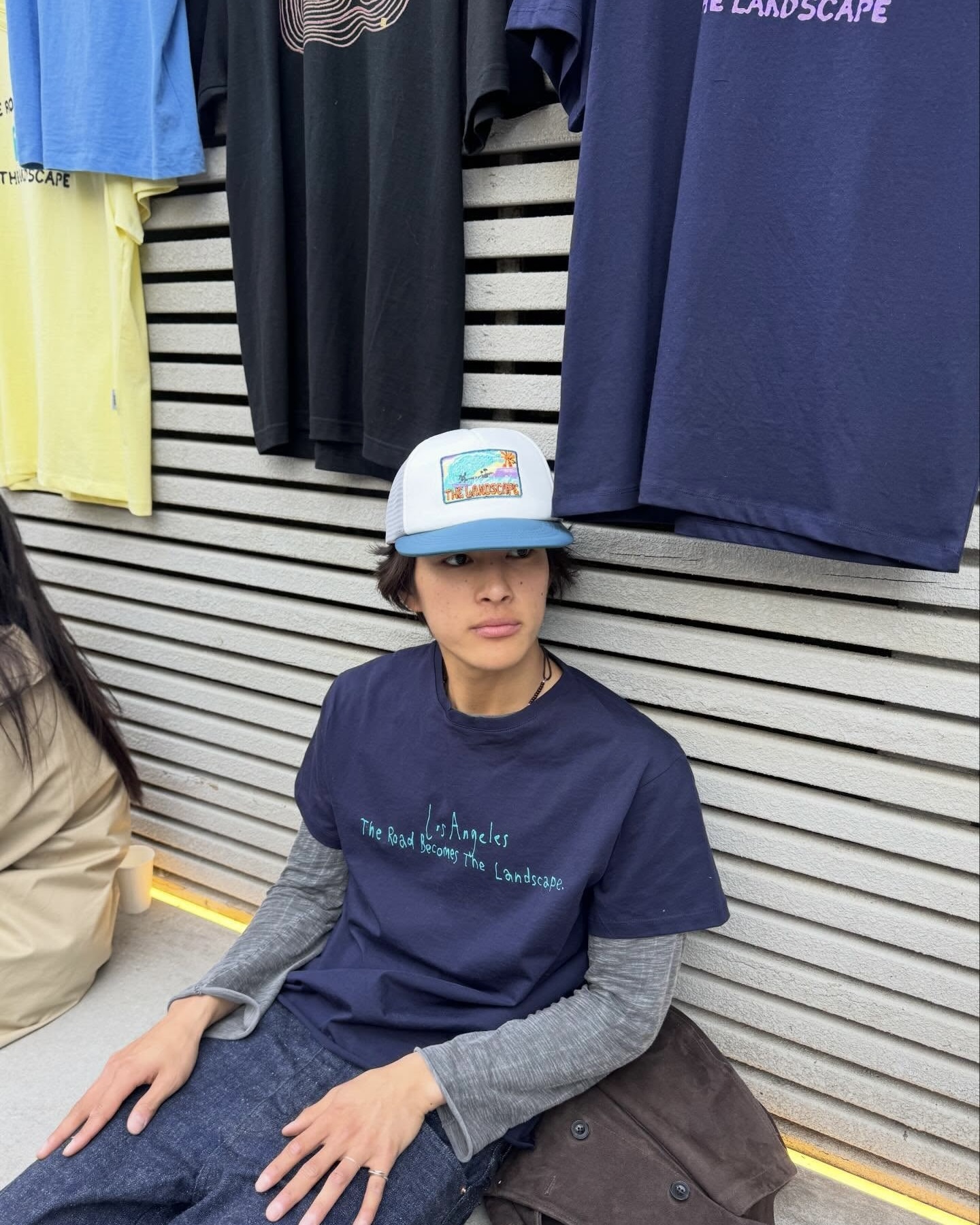 느좋남들이 알려주는 반팔티 스타일링💎
여름 준비, 그래픽 티셔츠 어때?🌈🙋🏻♂️
최정훈, 이종원, 홍태준, 채종석, 김원중까지.
요즘 옷 잘 입는 남자들의 공통점은 힘 뺀 그래픽 티셔츠 스타일링.
빈티지 프린트부터 링거티, 밴드 티셔츠에 데님, 쇼츠, 슬랙스를 자연스럽게 매치해 꾸민 듯 안 꾸민 듯한 무드를 완성했습니다.
컬러감 있는 링거티와 레트로 그래픽 티셔츠 활용법은 올여름 참고하기 좋은 스타일링 포인트.
그래픽 티셔츠 하나만 잘 골라도 여름 룩 분위기가 달라집니다. 이미지8