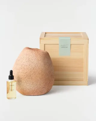 르메르가 후각과 조형의 경계를 잇는 프래그런스 오브제 컬렉션을 공개했습니다.
Cardamome Terre, Bois d’Ombre, Lavande Écorce
세 가지 향은 천연 에센셜 오일을 블렌딩해 편안하고 자연스러운 잔향을 전합니다.
프랑스 도예가이자 조각가 아니 프르마누아 재단과의 협업을 통해 형태와 질감에 대한 그녀의 조형 언어를 향으로 확장했습니다.
장인 정신과 조형미, 그리고 일상의 감각을 담아낸 르메르의 새로운 컬렉션은 르메르 공식 사이트 및 르메르 한남 플래그십 스토어에서 만나볼 수 있습니다. 이미지
