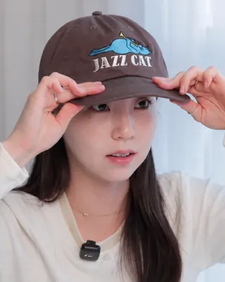 만두소희 애착템만 골라왔다🤍
요즘 빠진 취향템 보고 쇼핑하러 가자🛍️👀
데일리로 쓰기 좋은 안소희의 취향템, 지금 바로 소개해드릴게요.
1. 사운즈 굿 재즈 캣 캡 브라운, 4만 원대
브라운 컬러의 베이스볼 캡으로, 앞면의 재즈 캣 그래픽 자수가 포인트인 아이템입니다. 빈티지한 컬러감 덕분에 데일리로 활용하기 좋습니다.
2. 타미카 심볼 볼 캡 아이보리, 4만 원대
깊은 크라운과 넓은 챙으로 안정감 있게 착용하기 좋은 6패널 캡입니다. 앞면의 심볼 자수와 뒷면 로고 자수 디테일이 포인트입니다.
3. 꼼데가르송 미니 3Way 아오야마백 블랙, 90만 원대
미니멀한 사각 실루엣이 돋보이는 블랙 미니백입니다. 토트, 숄더, 크로스까지 다양하게 연출할 수 있는 3Way 디자인으로 활용도가 높고, 깔끔한 블랙 컬러라 어디에나 매치하기 좋습니다. 이미지