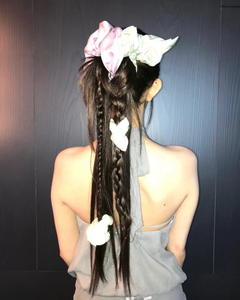 여름엔 브레이드 헤어💇🏻♀️
가볍게 포인트 주는 헤어 스타일?!💡
포니테일만 하기 질렸다면, 머리를 땋아 포인트를 더해보세요. 양갈래로 길게 땋아 귀엽게 연출하거나, 얼굴 옆 라인만 얇게 땋아 키치한 무드를 살릴 수 있는데요.
밋밋한 생머리나 묶음 머리에도 작은 변화만으로 분위기가 달라집니다. 여름 룩에 가볍게 포인트를 더하고 싶다면, 다양한 브레이드 헤어를 참고해보세요. 이미지1