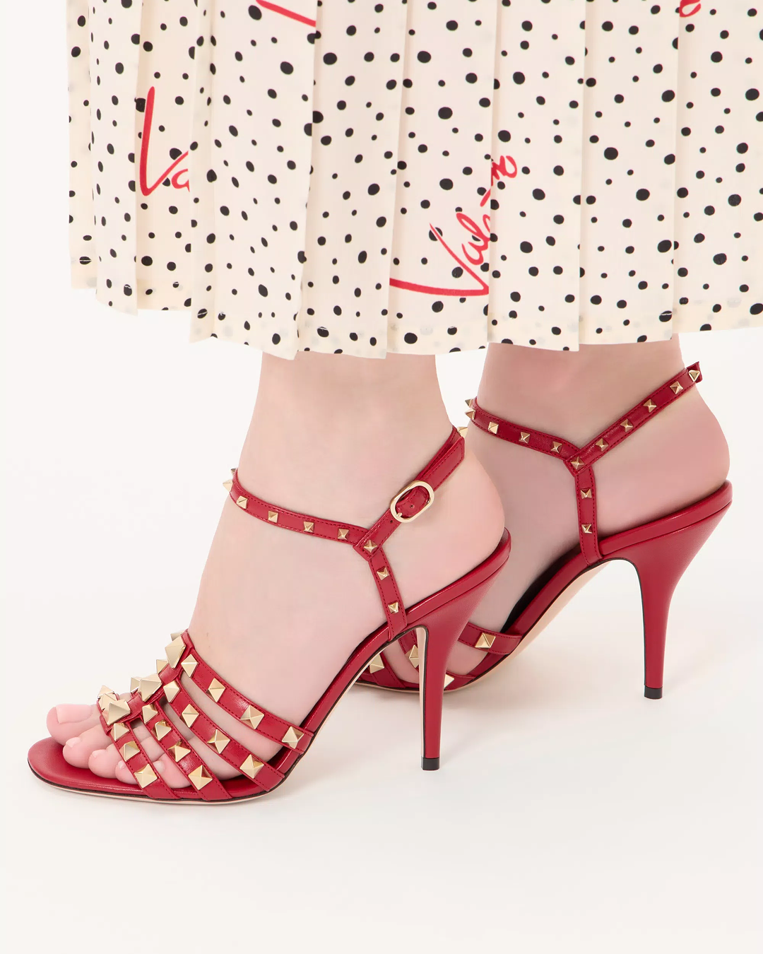 발렌티노의 시그니처 아이템 ‘락스터드’가 돌아왔다.👠
알렉산드로 미켈레가 재해석한 헤리티지 피스🇮🇹
발렌티노가 2026 프리폴 컬렉션 캠페인을 공개하며 락스터드의 귀환을 알렸습니다.
2024년 봄 발렌티노에 합류한 알렉산드로 미켈레가 새로운 락스터드를 내놓기까지 2년 이라는 시간이 걸렸듯이 피에르파올로 피치올리에 의해 처음 소개된 락스터드는 메종의 헤리티지 피스이자 아이콘이라고 할 수 있습니다.
새로운 락스터드는 날렵한 포인티드 토, 세련된 플래티넘 컬러, 그리고 시그니처 레드 인솔까지 과거의 헤리티지를 유지하며, 알렉산드로 미켈레 특유의 맥시멀리즘과 섬세함을 더해 재해석 했습니다. 펌프스가 부담스럽다면 스트랩 샌들과 플랫 슈즈도 있어 여름철 스타일링에 포인트를 더할 수 있습니다.
2010년 FW 컬렉센에서 처음 등장해 폭발적인 인기를 끌었지만, 2010년대 후반부터 2020년대 초반 미니멀리즘과 콰이어트 럭셔리 트렌드에 밀려 주춤했던 발렌티노의 락스터드.
알렉산드로 미켈레의 손에 의해 새롭게 탄생한 락스터드가 2026년 패션계에 다시 한번 노스탤지어 열풍을 불러 올지 기대됩니다. 이미지9