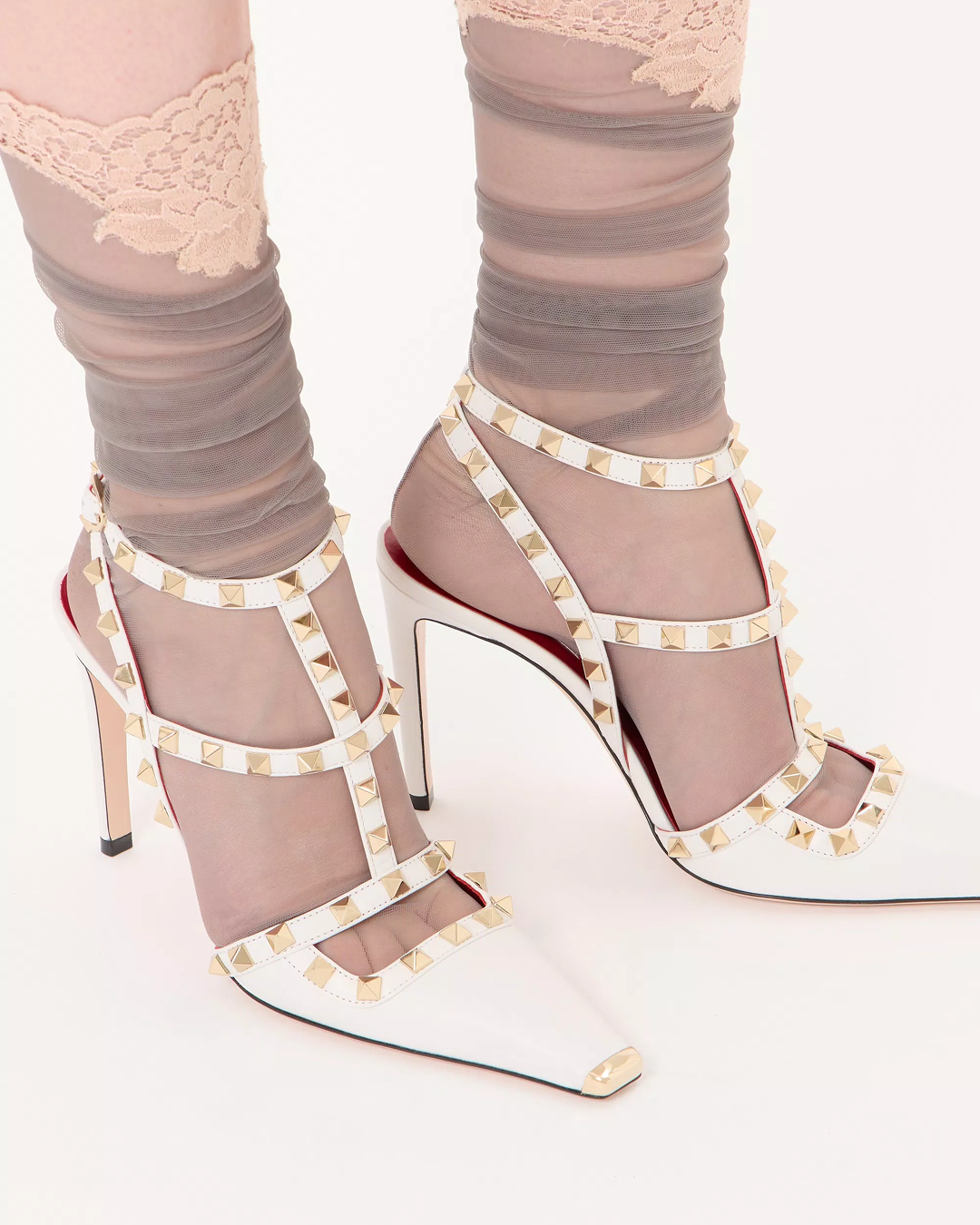 발렌티노의 시그니처 아이템 ‘락스터드’가 돌아왔다.👠
알렉산드로 미켈레가 재해석한 헤리티지 피스🇮🇹
발렌티노가 2026 프리폴 컬렉션 캠페인을 공개하며 락스터드의 귀환을 알렸습니다.
2024년 봄 발렌티노에 합류한 알렉산드로 미켈레가 새로운 락스터드를 내놓기까지 2년 이라는 시간이 걸렸듯이 피에르파올로 피치올리에 의해 처음 소개된 락스터드는 메종의 헤리티지 피스이자 아이콘이라고 할 수 있습니다.
새로운 락스터드는 날렵한 포인티드 토, 세련된 플래티넘 컬러, 그리고 시그니처 레드 인솔까지 과거의 헤리티지를 유지하며, 알렉산드로 미켈레 특유의 맥시멀리즘과 섬세함을 더해 재해석 했습니다. 펌프스가 부담스럽다면 스트랩 샌들과 플랫 슈즈도 있어 여름철 스타일링에 포인트를 더할 수 있습니다.
2010년 FW 컬렉센에서 처음 등장해 폭발적인 인기를 끌었지만, 2010년대 후반부터 2020년대 초반 미니멀리즘과 콰이어트 럭셔리 트렌드에 밀려 주춤했던 발렌티노의 락스터드.
알렉산드로 미켈레의 손에 의해 새롭게 탄생한 락스터드가 2026년 패션계에 다시 한번 노스탤지어 열풍을 불러 올지 기대됩니다. 이미지8