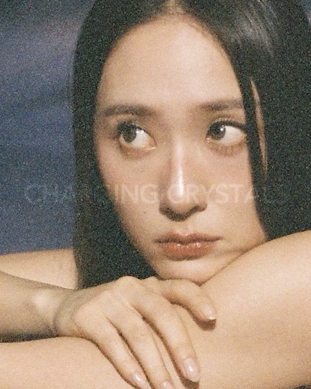 크리스탈, 두 번째 솔로 싱글 'PWLT' 오는 26일 발매🎵
공식 유튜브 'Charging Crystals' 2화에서 제주와 대만을 오가며 완성된 솔로 음반 작업 과정을 확인할 수 있는데요. 대만의 밴드 선셋롤러코스터의 궈궈, 글로벌 프로듀서 토로 이 모아와의 화려한 협업으로 완성된 곡으로 기대를 모으고 있습니다. 앨범 사전 예약은 오는 15일부터 21일 자정까지 진행되며, 예약 구매자에게는 특별 버전 포스터가 증정됩니다. 이미지