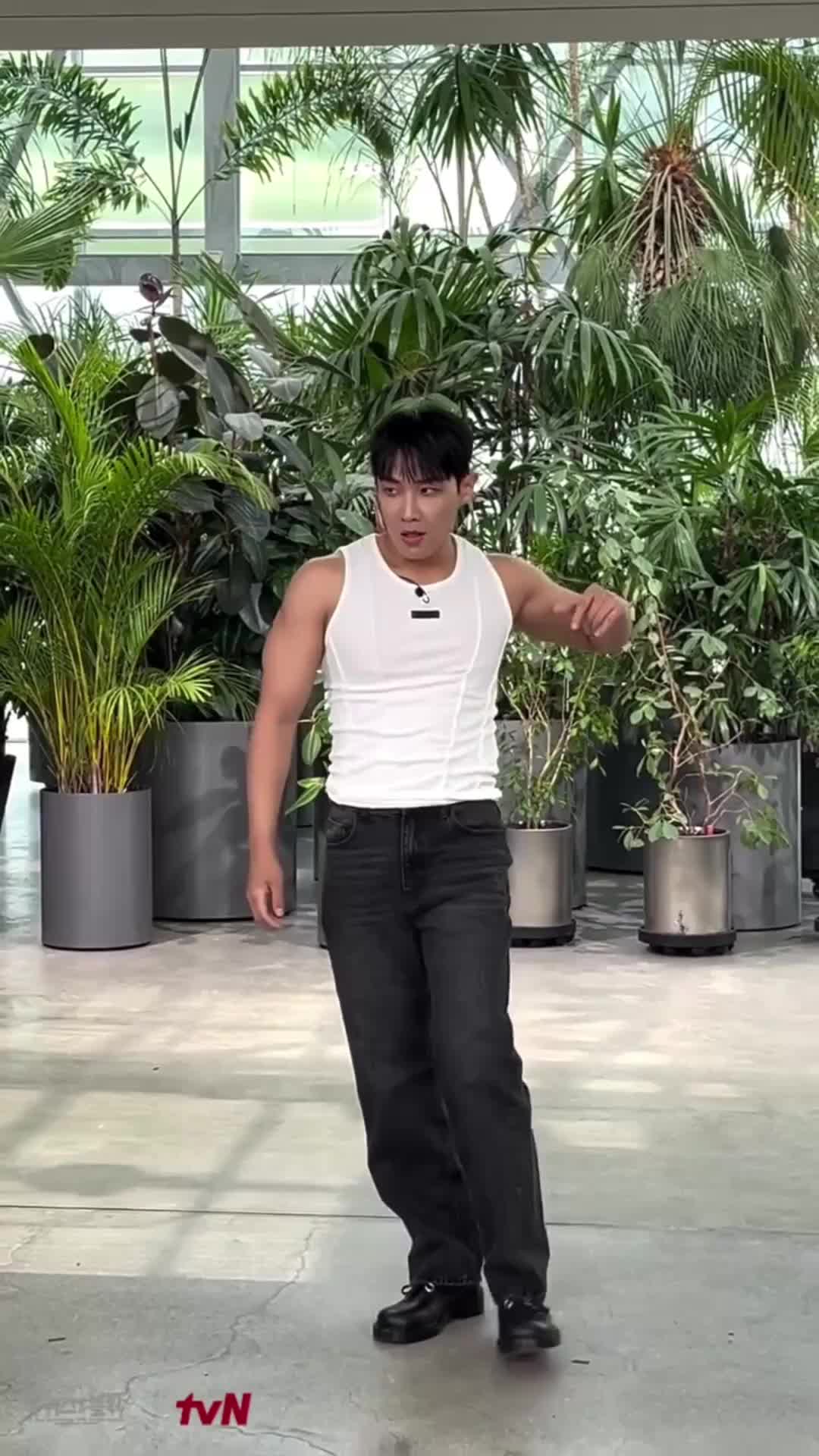 나도 이렇게 열심히 살았던 적이 있었나...💪🏻 캐치캐치에 이은 한예종 무용과 이준의 <It’s Me> 타임 이미지