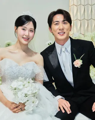 "이제 축의금 5만 원은 옛말?💸"
요즘 결혼식 가기 전, 축의금 얼마 할지 고민 많으시죠? NH농협은행 '결혼식 축의금, 얼마 해야할까요?'라는 제목의 트렌드 보고서에 따르면, 평균 축의금이 작년 기준 11만 7천 원까지 올랐다고 합니다.
여전히 5만 원 비중이 가장 높긴 하지만, 연령대별 평균 축의금은 2-30대가 평균 13만8천원으로 가장 높았고, 60대 이상이 11만8천원, 4-50대가 10만7천원이라고 하네요.
여러분의 적정 축의금 기준은 얼마인가요? 댓글로 공유해 주세요!👇 이미지