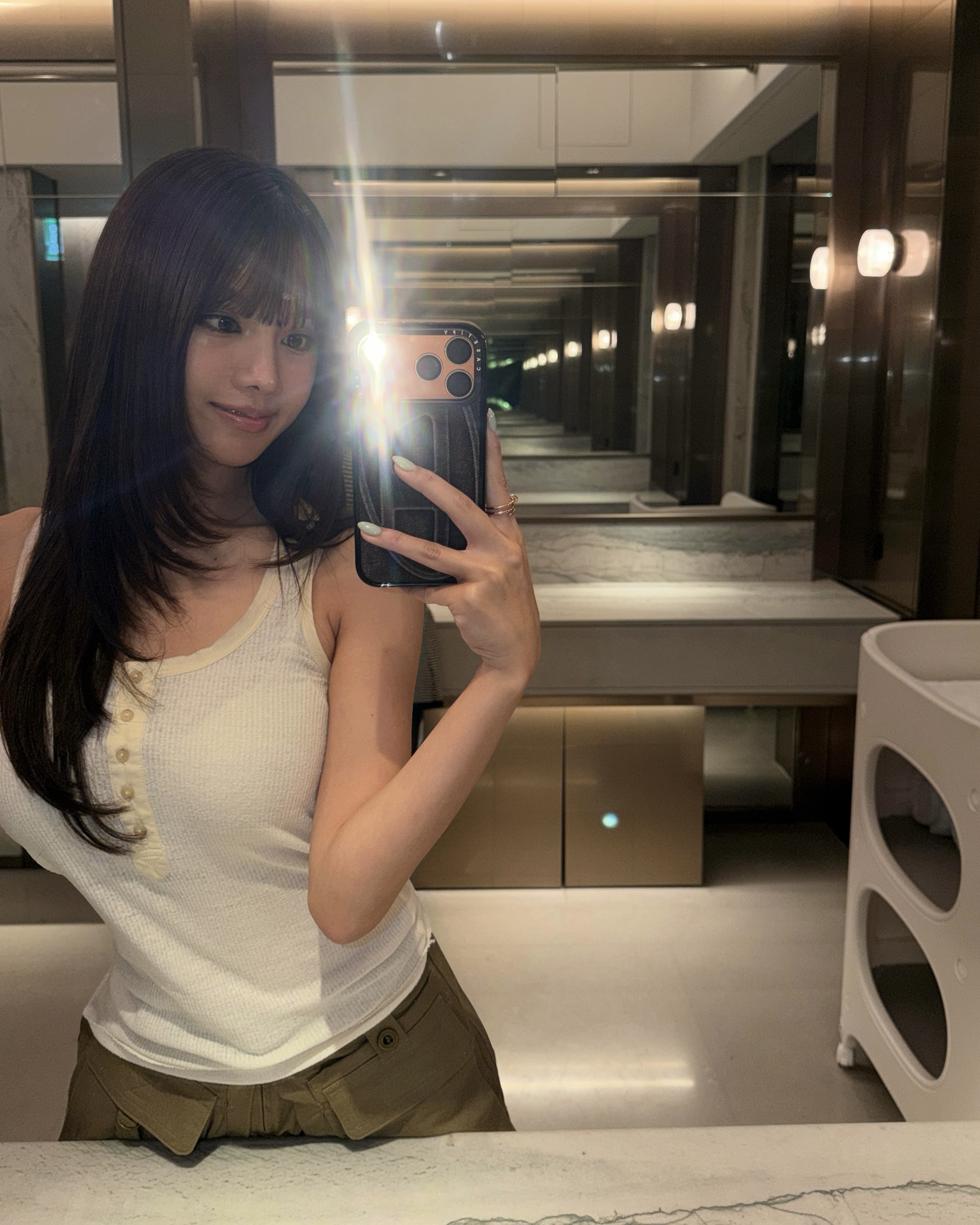 머리숱 많아 보이면 주목!💇🏻♀️
답답한 긴 머리에 가볍게 레이어드 헤어 더해보세요✨ 이미지3