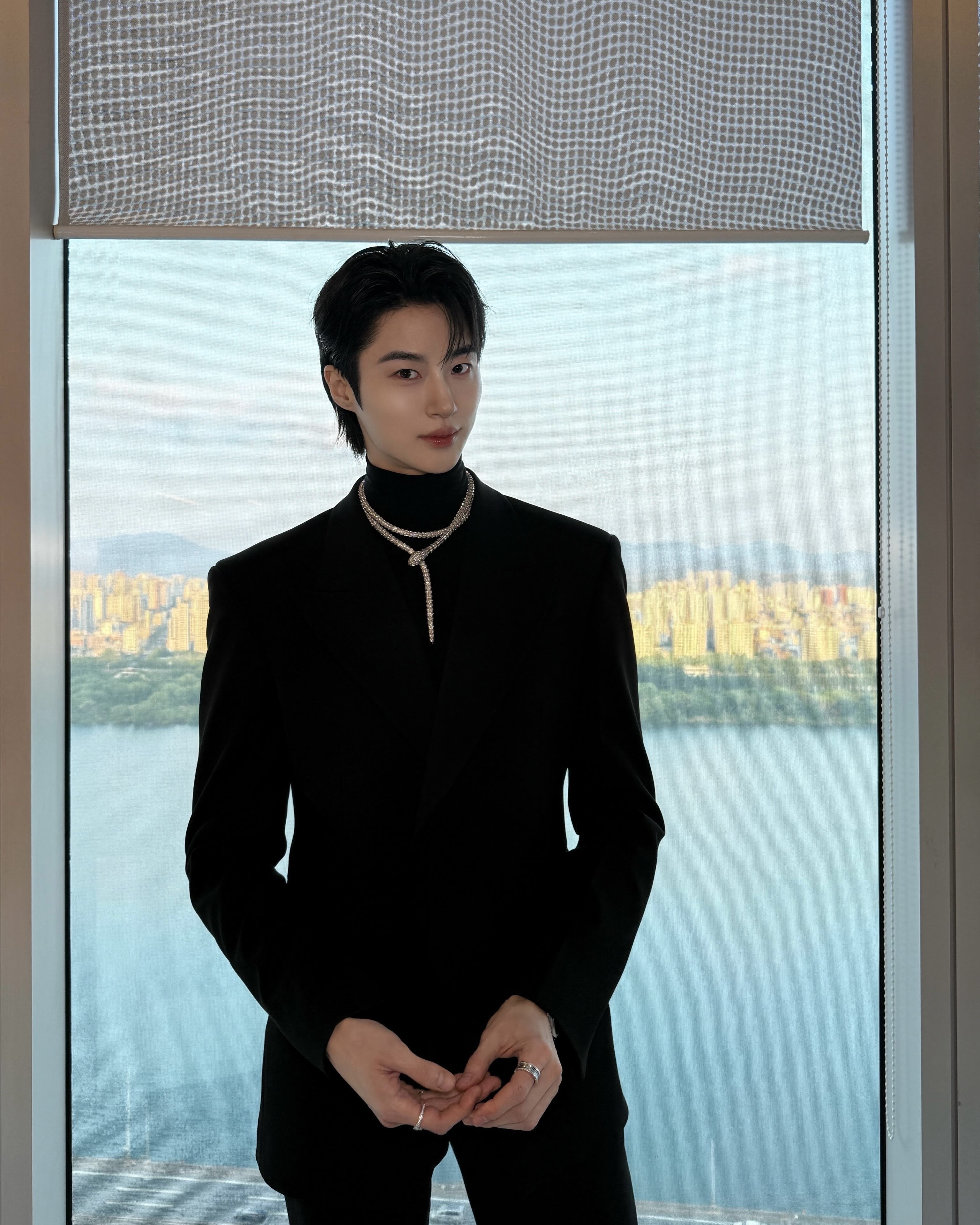 버릴 컷 없이 모두 알차다🖤🖤 변우석의 올블랙 명품 수트룩 & 불가리 주얼리 포인트🐍 이미지