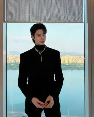 버릴 컷 없이 모두 알차다🖤🖤 변우석의 올블랙 명품 수트룩 & 불가리 주얼리 포인트🐍 이미지