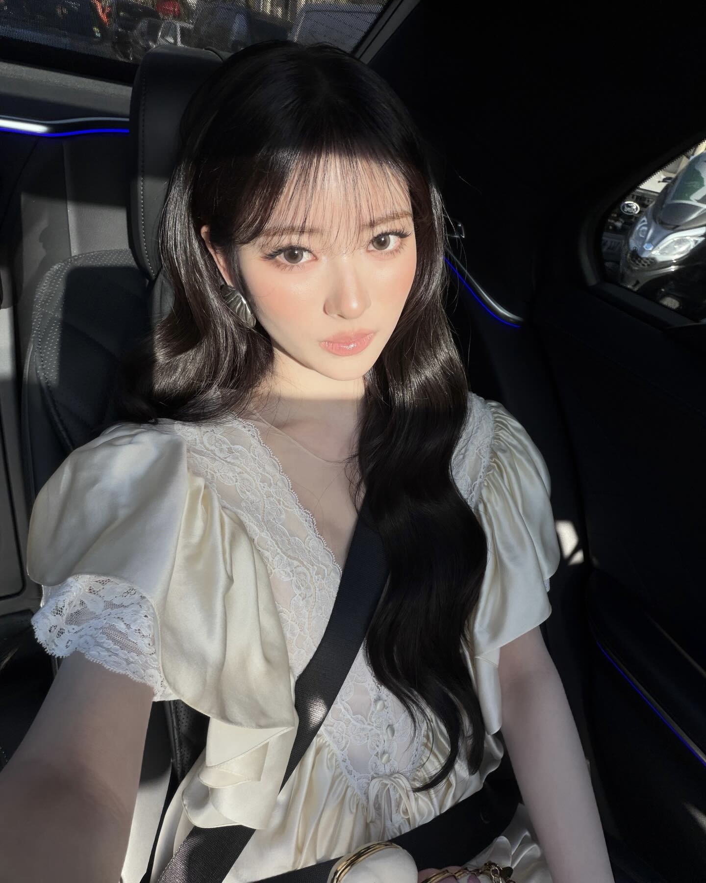 치크 메이크업? 포기할 수 없어👀 여름 혈색은 이것만 믿어🍇🤍 요즘 메이크업은 진한 풀커버보다 자연스럽게 그을린 듯한 피부와 은은한 혈색을 살리는 무드가 눈에 띕니다. 특히 브라운과 플럼빛을 섞은 '무화과 톤 메이크업'은 차분하면서도 과즙감 있는 분위기를 더해주기 좋은데요. 과하게 꾸미지 않아도 얼굴에 따뜻한 생기를 더해주는 것이 포인트입니다. 음영과 혈색을 살리고 싶다면, 여름 메이크업으로 무화과 메이크업을 참고해보세요. 이미지