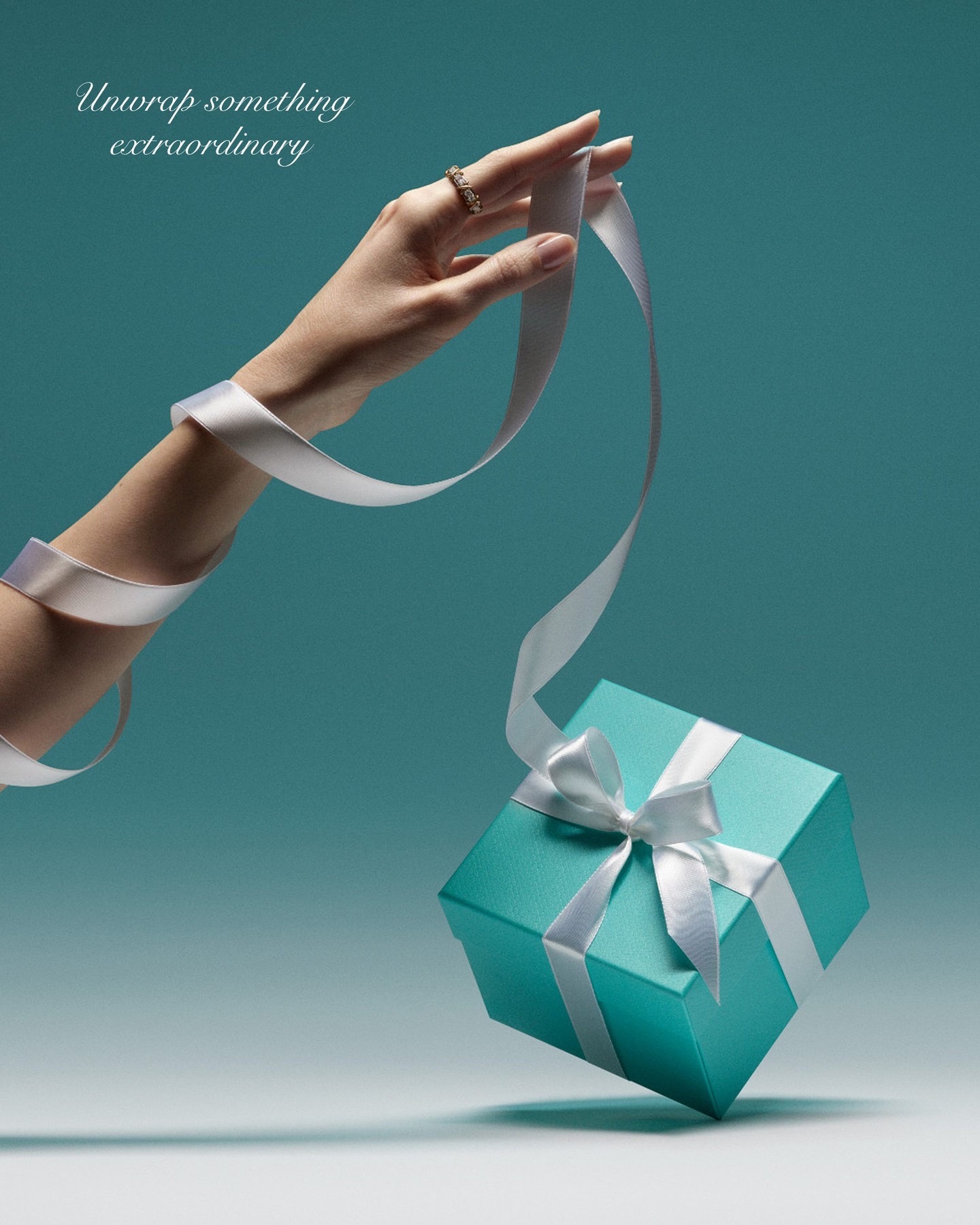 티파니도 5월에 또 오릅니다🎁
까르띠에에 이어 예물 시즌, 티파니도 합류합니다.
티파니앤코(Tiffany&Co.)도 5월 중 가격을 올린다고 합니다. VIP 고객에게 ‘5월 넷째 주 인상’ 안내 문자가 발송된 것으로 전해졌고, 정확한 시점·인상률은 아직 공개되지 않았어요. 단행 시 2월에 이어 올해 두 번째 인상으로, ‘티파니 노트 링’(다이아 세팅)은 1차 때 417만원→477만원으로 14% 뛰었습니다.
이번에도 명분은 금값입니다. 5월 2일 국제 금시세는 온스당 4,644.50달러로 사상 최고치를 다시 갈아치웠어요. LVMH 그룹 루이비통은 12일자로 5~10% 인상에 들어갔고, 까르띠에도 5월 공지가 임박했고요. 예물 시즌과 맞물려 30대 예비부부 사이에선 “오늘이 제일 싸다”는 말이 다시 돕니다. 이미지3