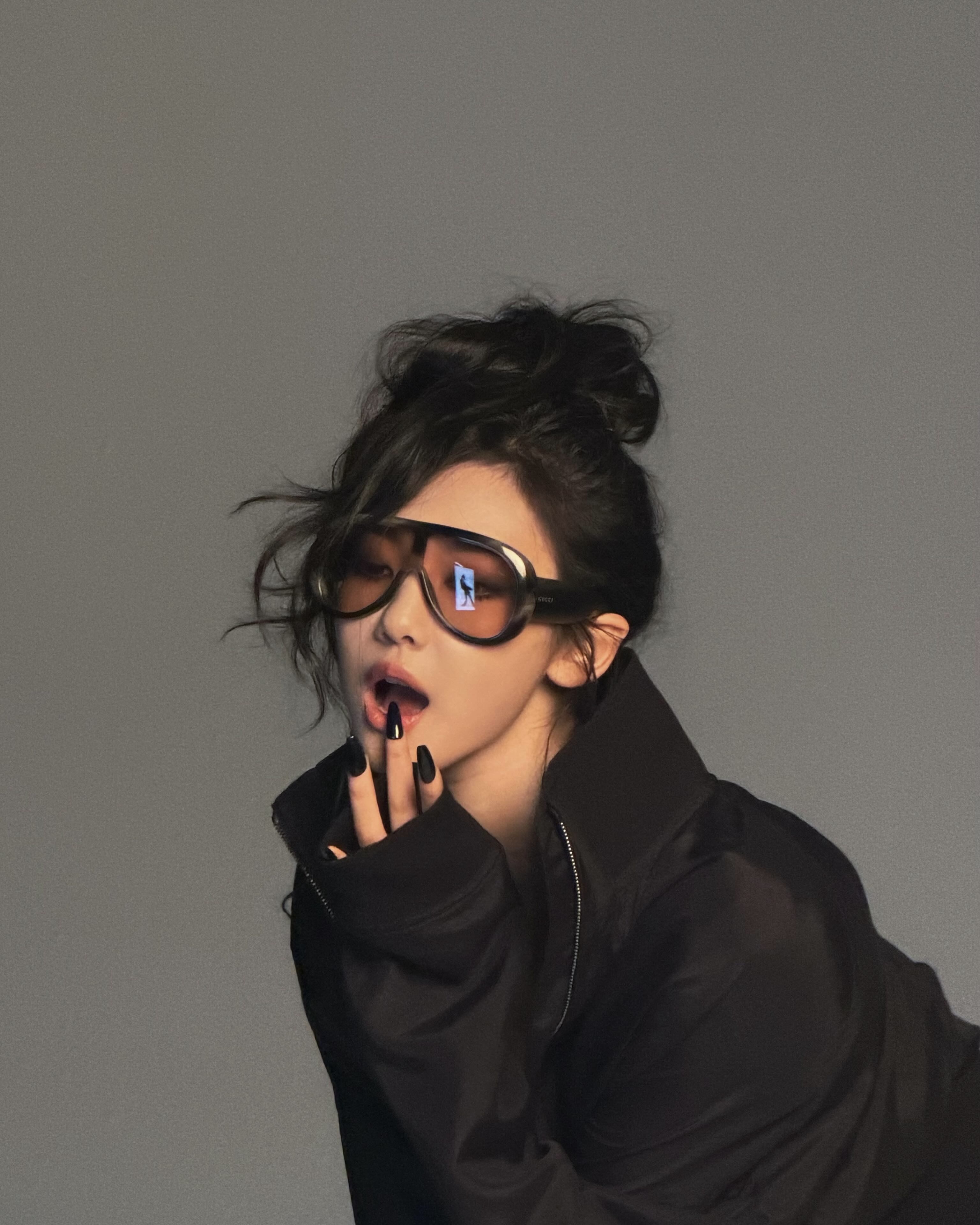 잔머리까지 자연스럽게 살려봐✨
요즘 헤어 트렌드는 빈틈없이 정돈한 스타일보다는 자연스럽게 흐트러진 듯한 무드에 가까워지고 있습니다. 특히 가볍게 틀어 올린 메시 번 헤어는 잔머리와 볼륨을 살려 얼굴선을 부드럽게 만들어주는 스타일인데요.
슬릭 번이 깔끔하고 도시적인 느낌이라면, 메시 번은 조금 더 편안하고 여리한 분위기를 더해줍니다. 머리를 높게 올려 묶은 뒤 앞머리와 옆머리를 자연스럽게 빼주면 완성되는 메시 번 헤어, 여름 데일리 헤어로 참고해보세요. 이미지4