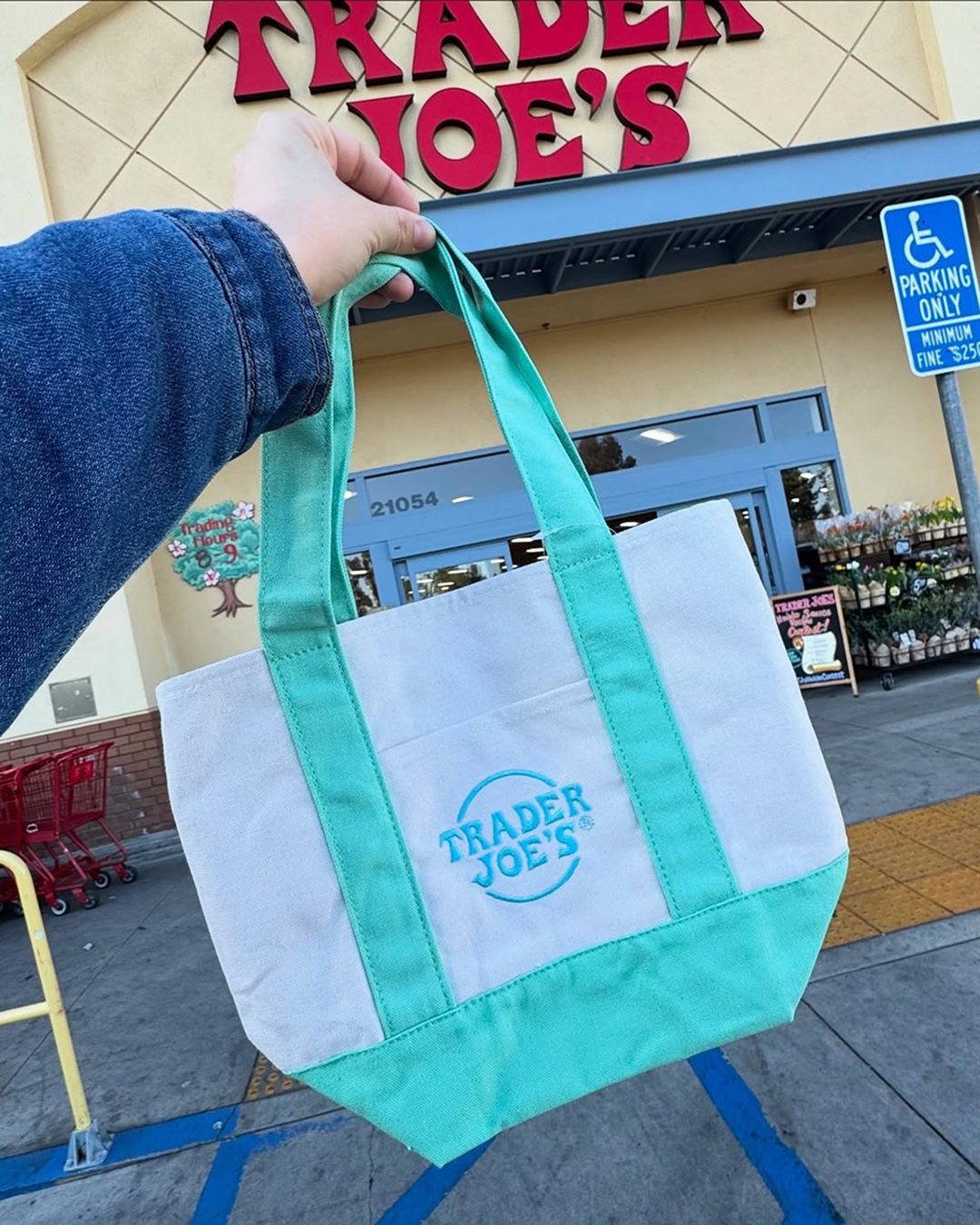 인기가 샤넬백 수준인, 마트 에코백👜🛍️
글로벌 패션 플랫폼 Lyst가 발표한 2026 1분기 ‘가장 인기 제품’ 순위에서 샤넬(Chanel) ‘맥시 플랩 백’과 미국 대형마트 트레이더 조의 토트백이 각각 6, 8위에 랭크됐습니다.
800만 개 가량의 후보 중, TOP 10 순위에 이름을 올린 가방 제품은 샤넬 맥시 플랩 백과
트레이더 조 토트백이 유일한데요. 일상 생활에 밀착된 약 6,000원 수준의 에코백이 1,200만 원 럭셔리 브랜드와 어깨를 나란히 하는 시대가 온 것입니다.
럭셔리 헤리티지의 영향력이 소멸한 것은 아니지만 지금의 소비자들은 그 순간 자신과 가장 관련이 깊다고 느껴지는 브랜드에 반응하고 있습니다. 럭셔리 제품과 빈티지를 믹스해 본인만의 개성을 구축하고 있는 트렌드와 일맥 상통한다고 볼 수 있죠. 이미지4