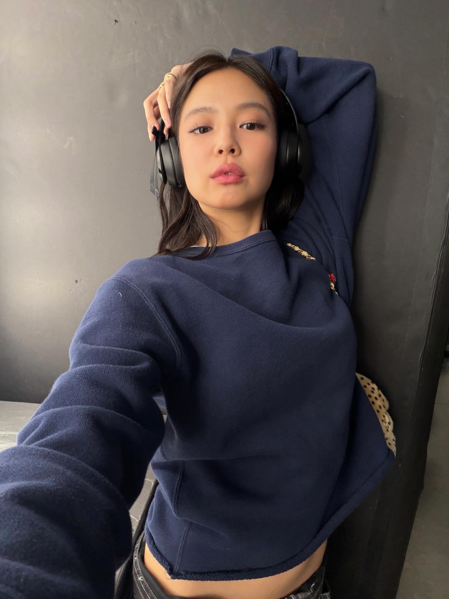 제니의 학용품??🖤🩷나도 있는데?!
다이어리 쓰는 제니✏️핑크펜부터 헤드셋까지 학용품 3가지 참고해
1. 제브라 펜
제브라(Zebra)의 클립온 멀티(B4SA1-LP)입니다. 4색 볼펜과 샤프가 든 5 in 1로, 일반 문구점에서 5천 원짜리이면 살 수 있는 학생용 멀티펜이죠. 럭셔리한 다이어리 위에 툭 얹혀 있습니다.
2. 에르메스 다이어리
에르메스(Hermès) 율리스(Ulysse) PM 노트북 커버, 토고 가죽에 클루드셀 스냅으로 닫히는 클래식 다이어리입니다. 속지를 갈아끼우며 평생 쓰는 구조라 가장 실용적인 라인으로 꼽혀요.
3. 비츠 솔로 4 제니 스페셜
비츠(Beats) 솔로 4 제니 스페셜 에디션, 4월 출시된 제니 본인의 두 번째 콜라보 신상입니다. 루비 레드에 이은 오닉스 블랙 챕터로, 본인이 만든 헤드폰을 본인 머리에 쓰고 있는 모습이 이번 픽업 묘미입니다.
• 제브라 클립 온 멀티 (B4SA1-LP) - 라이트 핑크
• 에르메스 율리스 PM Notebook Cover, 58만 원대
• Beats Solo 4 제니 스페셜 에디션 – 오닉스 블랙, 26만 원대 이미지8