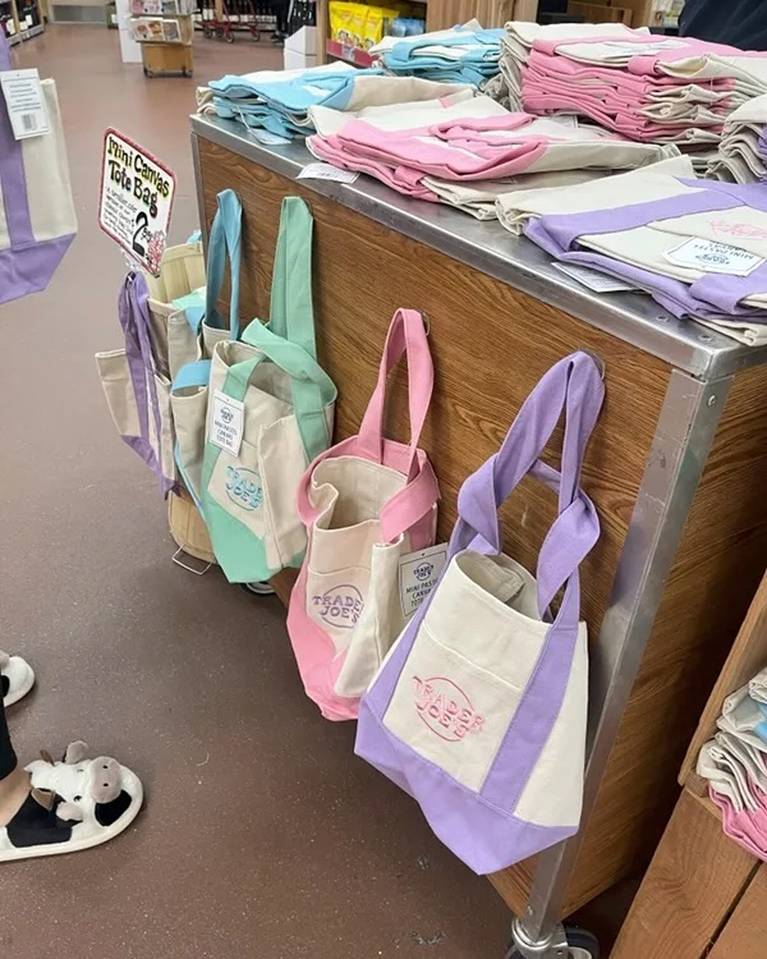 인기가 샤넬백 수준인, 마트 에코백👜🛍️
글로벌 패션 플랫폼 Lyst가 발표한 2026 1분기 ‘가장 인기 제품’ 순위에서 샤넬(Chanel) ‘맥시 플랩 백’과 미국 대형마트 트레이더 조의 토트백이 각각 6, 8위에 랭크됐습니다.
800만 개 가량의 후보 중, TOP 10 순위에 이름을 올린 가방 제품은 샤넬 맥시 플랩 백과
트레이더 조 토트백이 유일한데요. 일상 생활에 밀착된 약 6,000원 수준의 에코백이 1,200만 원 럭셔리 브랜드와 어깨를 나란히 하는 시대가 온 것입니다.
럭셔리 헤리티지의 영향력이 소멸한 것은 아니지만 지금의 소비자들은 그 순간 자신과 가장 관련이 깊다고 느껴지는 브랜드에 반응하고 있습니다. 럭셔리 제품과 빈티지를 믹스해 본인만의 개성을 구축하고 있는 트렌드와 일맥 상통한다고 볼 수 있죠. 이미지5
