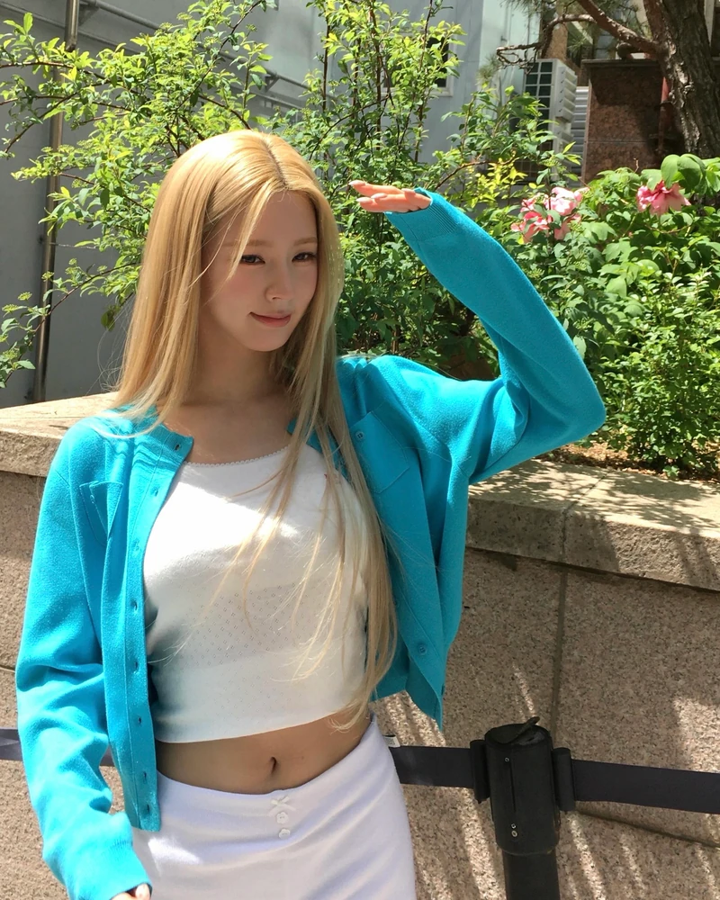 낮에도 밤에도 필요한 가디건☀️
요즘처럼 낮에는 덥고 실내는 에어컨 때문에 서늘한 날씨엔 가디건이 필수입니다. 낮에는 자외선을 가볍게 막아주고, 저녁에는 불어오는 바람까지 커버해줘 하나쯤 챙겨두기 좋은데요.
가방에 넣어 다니다가 필요할 때 툭 걸치기 좋은 가디건, 이번 시즌 컬러별로 골라보세요. 이미지1