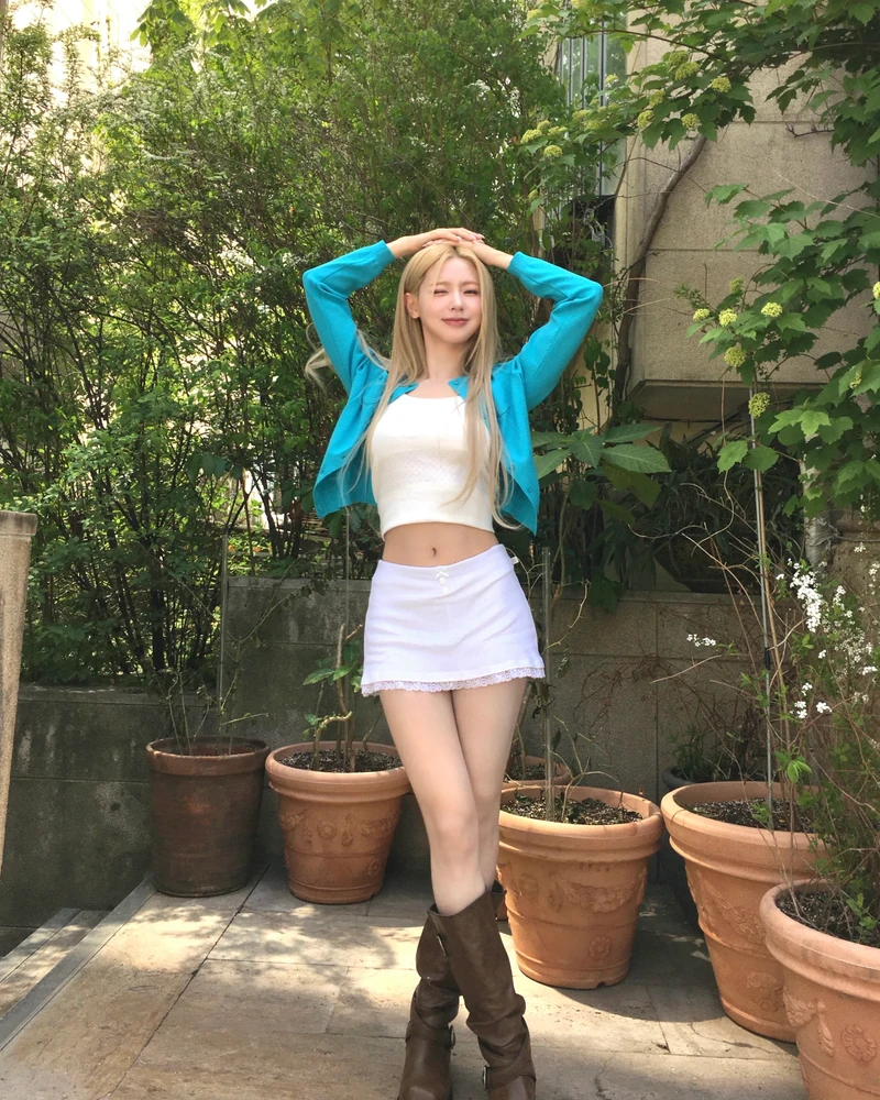 낮에도 밤에도 필요한 가디건☀️
요즘처럼 낮에는 덥고 실내는 에어컨 때문에 서늘한 날씨엔 가디건이 필수입니다. 낮에는 자외선을 가볍게 막아주고, 저녁에는 불어오는 바람까지 커버해줘 하나쯤 챙겨두기 좋은데요.
가방에 넣어 다니다가 필요할 때 툭 걸치기 좋은 가디건, 이번 시즌 컬러별로 골라보세요. 이미지2