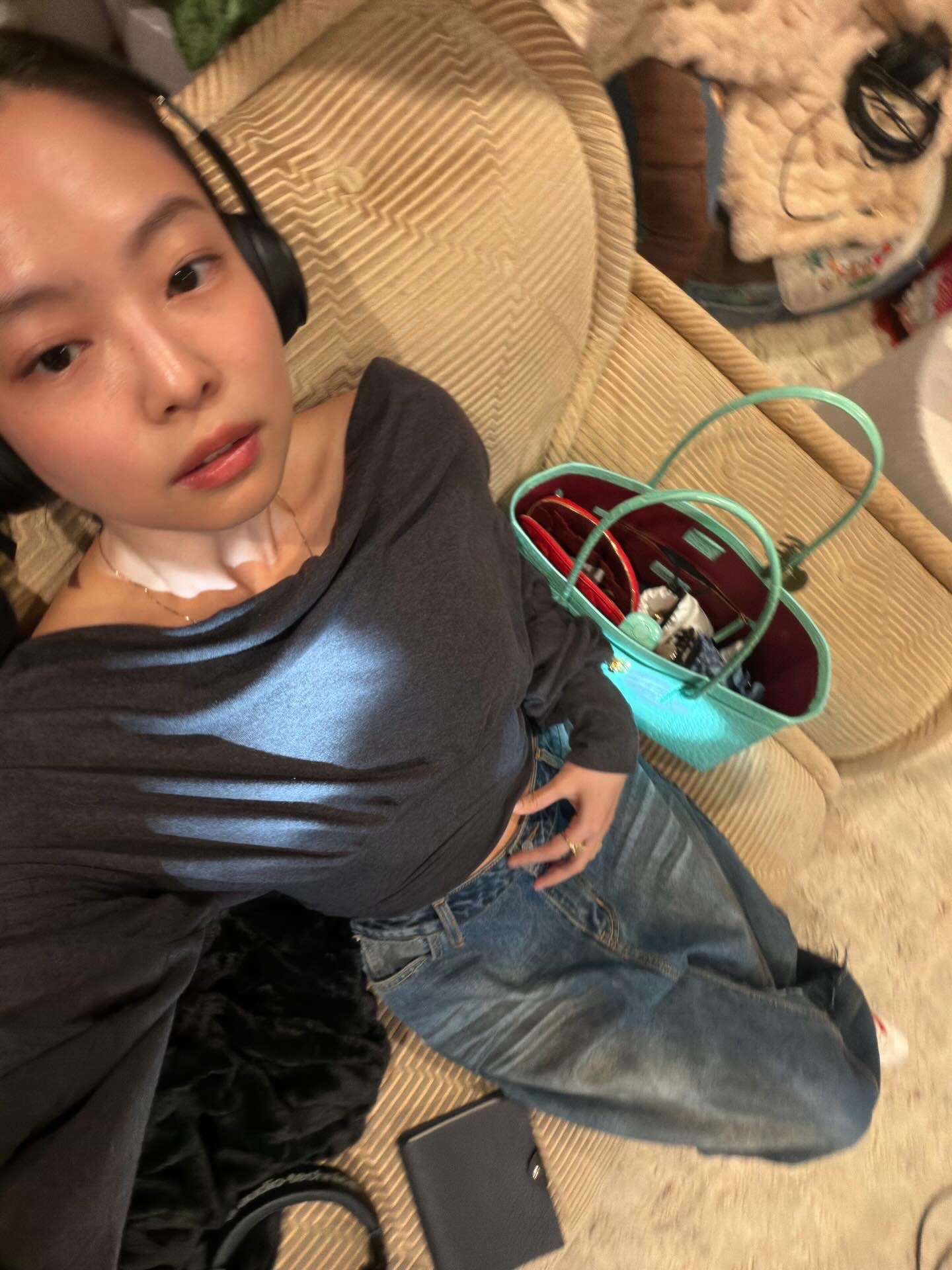 제니의 학용품??🖤🩷나도 있는데?!
다이어리 쓰는 제니✏️핑크펜부터 헤드셋까지 학용품 3가지 참고해
1. 제브라 펜
제브라(Zebra)의 클립온 멀티(B4SA1-LP)입니다. 4색 볼펜과 샤프가 든 5 in 1로, 일반 문구점에서 5천 원짜리이면 살 수 있는 학생용 멀티펜이죠. 럭셔리한 다이어리 위에 툭 얹혀 있습니다.
2. 에르메스 다이어리
에르메스(Hermès) 율리스(Ulysse) PM 노트북 커버, 토고 가죽에 클루드셀 스냅으로 닫히는 클래식 다이어리입니다. 속지를 갈아끼우며 평생 쓰는 구조라 가장 실용적인 라인으로 꼽혀요.
3. 비츠 솔로 4 제니 스페셜
비츠(Beats) 솔로 4 제니 스페셜 에디션, 4월 출시된 제니 본인의 두 번째 콜라보 신상입니다. 루비 레드에 이은 오닉스 블랙 챕터로, 본인이 만든 헤드폰을 본인 머리에 쓰고 있는 모습이 이번 픽업 묘미입니다.
• 제브라 클립 온 멀티 (B4SA1-LP) - 라이트 핑크
• 에르메스 율리스 PM Notebook Cover, 58만 원대
• Beats Solo 4 제니 스페셜 에디션 – 오닉스 블랙, 26만 원대 이미지6