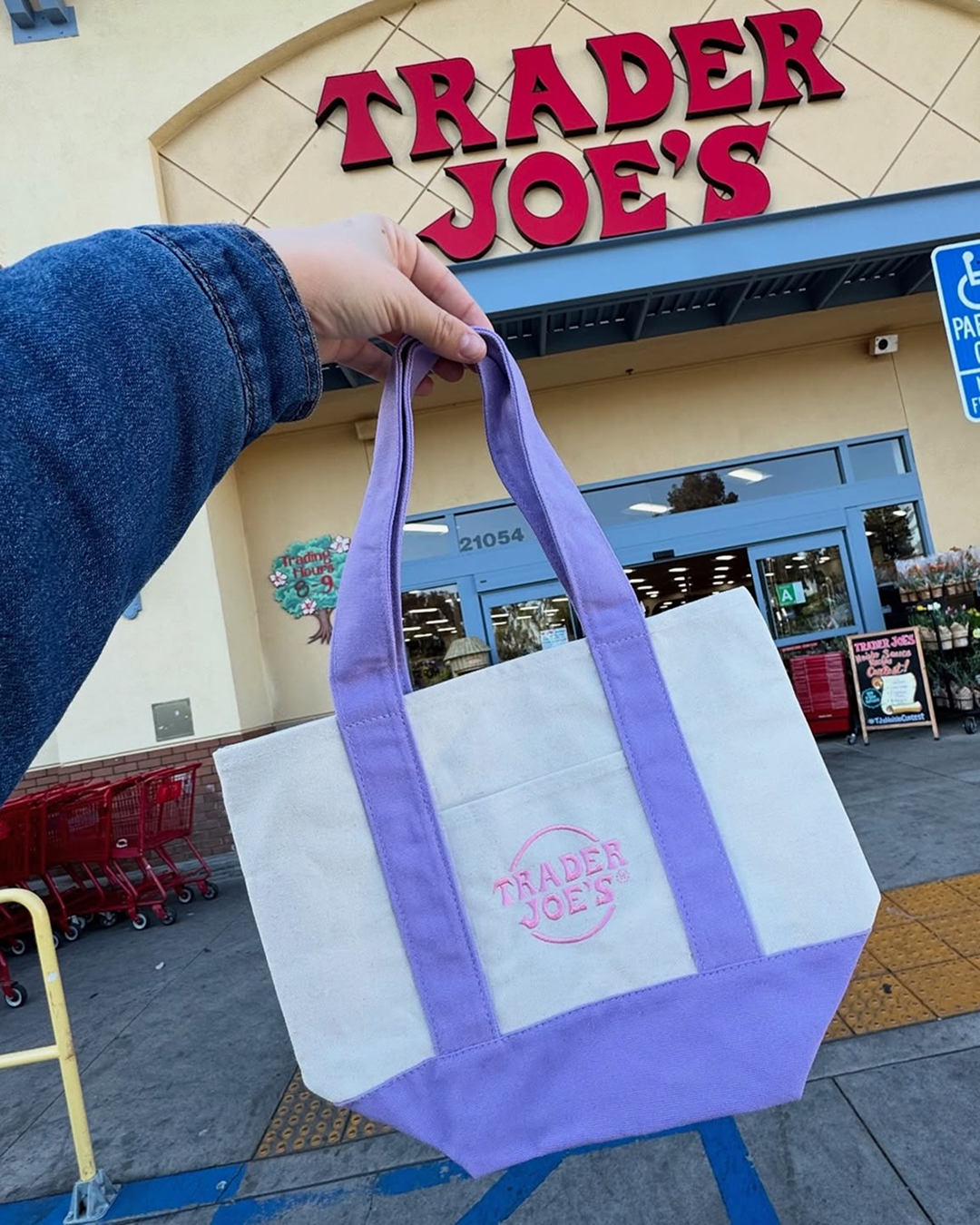 인기가 샤넬백 수준인, 마트 에코백👜🛍️
글로벌 패션 플랫폼 Lyst가 발표한 2026 1분기 ‘가장 인기 제품’ 순위에서 샤넬(Chanel) ‘맥시 플랩 백’과 미국 대형마트 트레이더 조의 토트백이 각각 6, 8위에 랭크됐습니다.
800만 개 가량의 후보 중, TOP 10 순위에 이름을 올린 가방 제품은 샤넬 맥시 플랩 백과
트레이더 조 토트백이 유일한데요. 일상 생활에 밀착된 약 6,000원 수준의 에코백이 1,200만 원 럭셔리 브랜드와 어깨를 나란히 하는 시대가 온 것입니다.
럭셔리 헤리티지의 영향력이 소멸한 것은 아니지만 지금의 소비자들은 그 순간 자신과 가장 관련이 깊다고 느껴지는 브랜드에 반응하고 있습니다. 럭셔리 제품과 빈티지를 믹스해 본인만의 개성을 구축하고 있는 트렌드와 일맥 상통한다고 볼 수 있죠. 이미지2