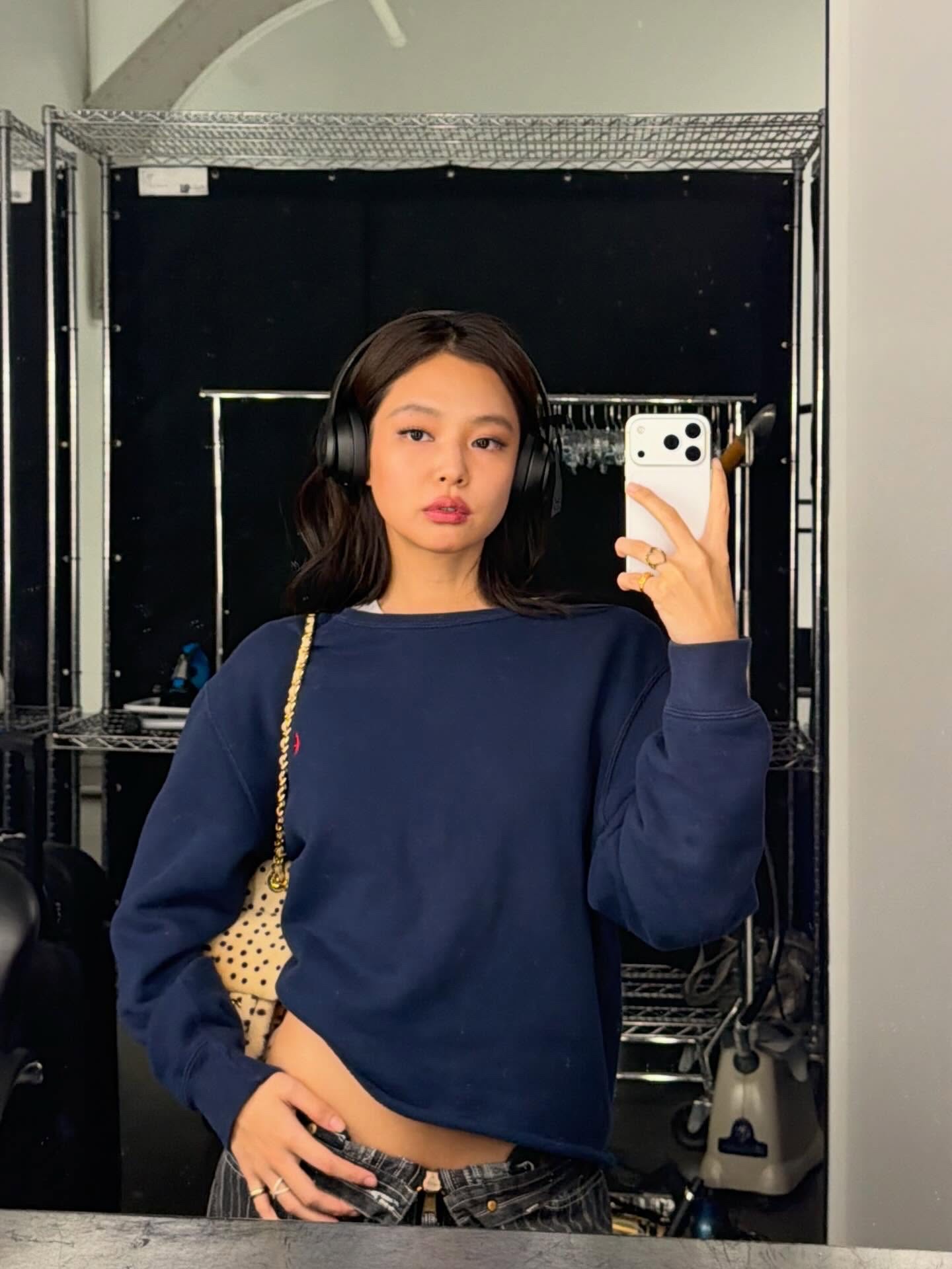 제니의 학용품??🖤🩷나도 있는데?!
다이어리 쓰는 제니✏️핑크펜부터 헤드셋까지 학용품 3가지 참고해
1. 제브라 펜
제브라(Zebra)의 클립온 멀티(B4SA1-LP)입니다. 4색 볼펜과 샤프가 든 5 in 1로, 일반 문구점에서 5천 원짜리이면 살 수 있는 학생용 멀티펜이죠. 럭셔리한 다이어리 위에 툭 얹혀 있습니다.
2. 에르메스 다이어리
에르메스(Hermès) 율리스(Ulysse) PM 노트북 커버, 토고 가죽에 클루드셀 스냅으로 닫히는 클래식 다이어리입니다. 속지를 갈아끼우며 평생 쓰는 구조라 가장 실용적인 라인으로 꼽혀요.
3. 비츠 솔로 4 제니 스페셜
비츠(Beats) 솔로 4 제니 스페셜 에디션, 4월 출시된 제니 본인의 두 번째 콜라보 신상입니다. 루비 레드에 이은 오닉스 블랙 챕터로, 본인이 만든 헤드폰을 본인 머리에 쓰고 있는 모습이 이번 픽업 묘미입니다.
• 제브라 클립 온 멀티 (B4SA1-LP) - 라이트 핑크
• 에르메스 율리스 PM Notebook Cover, 58만 원대
• Beats Solo 4 제니 스페셜 에디션 – 오닉스 블랙, 26만 원대 이미지9