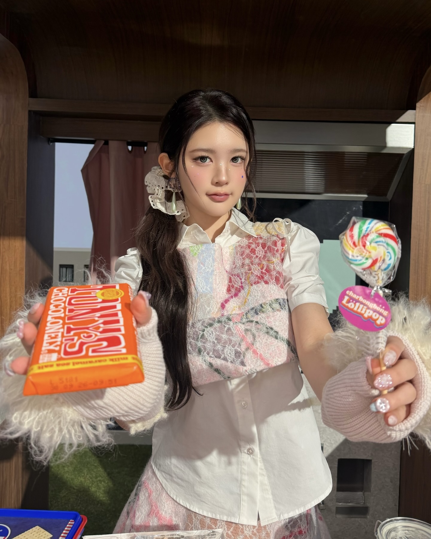 잔머리까지 자연스럽게 살려봐✨
요즘 헤어 트렌드는 빈틈없이 정돈한 스타일보다는 자연스럽게 흐트러진 듯한 무드에 가까워지고 있습니다. 특히 가볍게 틀어 올린 메시 번 헤어는 잔머리와 볼륨을 살려 얼굴선을 부드럽게 만들어주는 스타일인데요.
슬릭 번이 깔끔하고 도시적인 느낌이라면, 메시 번은 조금 더 편안하고 여리한 분위기를 더해줍니다. 머리를 높게 올려 묶은 뒤 앞머리와 옆머리를 자연스럽게 빼주면 완성되는 메시 번 헤어, 여름 데일리 헤어로 참고해보세요. 이미지6