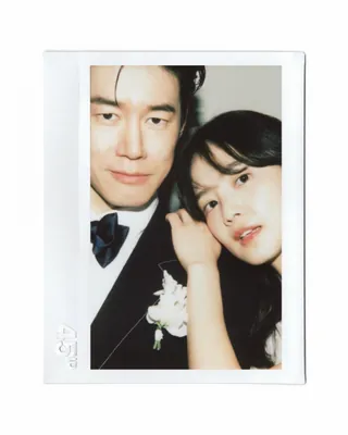 요즘 화제의 사진관이 어디지?👀
최근 윤승아·김무열 부부부터 <기리고> 출연진들까지 다녀간 사진관, 바로 45ID입니다. 아날로그 무드의 사진을 남길 수 있는 공간으로, 빈티지한 폴라로이드 감성 덕분에 셀럽들의 인증샷으로도 눈길을 끌고 있는데요.
친구들과의 우정 사진은 물론, 커플 사진과 웨딩 사진까지 특별하게 남기기 좋은 공간입니다. 평범한 네컷 사진보다 조금 더 감성 있는 사진을 기록하고 싶다면, 45ID를 참고해보세요. 이미지