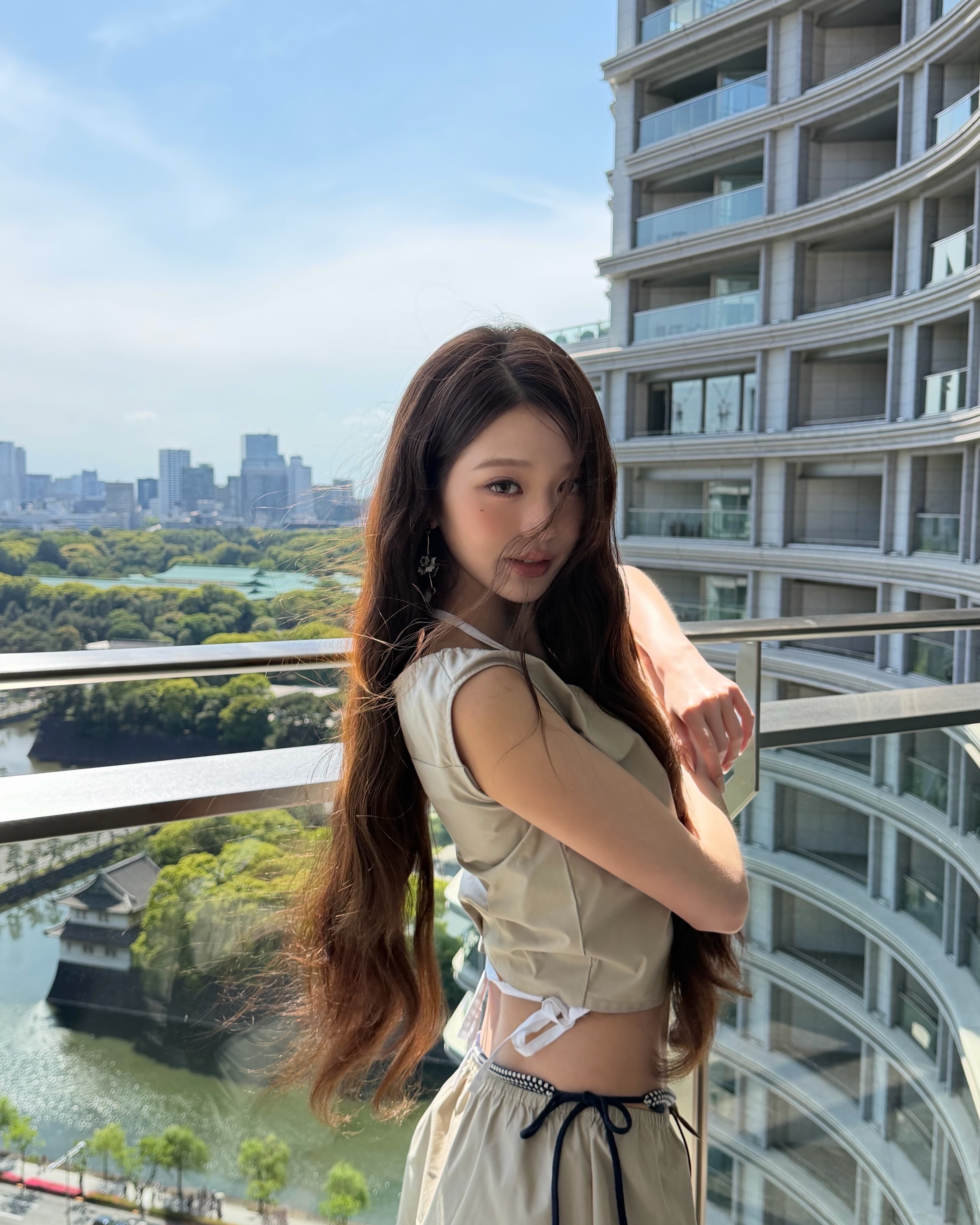 장원영 미우미우 새깅룩 가이드💙🤍
도쿄에서 보여준 장원영 ‘팬티’ 포인트 새깅, 150만 원 팬티요?!
장원영이 도쿄에서 새깅 룩을 선보였습니다. 미우미우 파나마 코튼 셋업의 스커트 위로 라이트 블루 팬티의 사이드 타이가 드러나는 스타일링이죠. 보타이 톱에 아르카디(Arcadie) 가죽 백까지 미우미우 라인으로 맞춘 룩이에요.
새깅(sagging)은 Y2K 시그니처 무드로, 미우미우의 ‘언더웨어 애즈 아우터웨어’ 방향성과 맞물리죠. 화제의 라이트 블루 팬티는 미우미우 150만 원대 코튼 라인업입니다.
예쁜 언더웨어로 포인트 하는 방법, 본인 스타일대로 따라해보세요.
• 미우미우(Miu Miu) 코튼 팬티, 150만 원대
• 미우미우(Miu Miu) 파나마 코튼 크롭 탑, 170만 원대
• 미우미우(Miu Miu) 파나마 코튼 스커트, 230만 원대 이미지2
