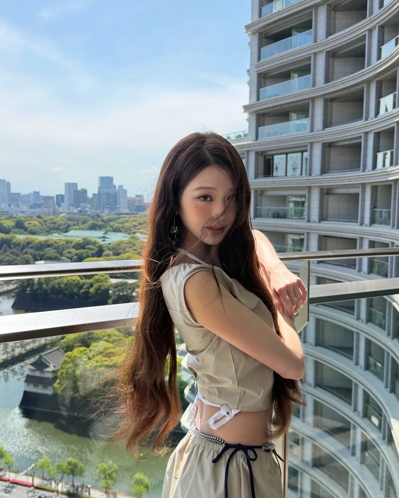 장원영 미우미우 새깅룩 가이드💙🤍
도쿄에서 보여준 장원영 ‘팬티’ 포인트 새깅, 150만 원 팬티요?!
장원영이 도쿄에서 새깅 룩을 선보였습니다. 미우미우 파나마 코튼 셋업의 스커트 위로 라이트 블루 팬티의 사이드 타이가 드러나는 스타일링이죠. 보타이 톱에 아르카디(Arcadie) 가죽 백까지 미우미우 라인으로 맞춘 룩이에요.
새깅(sagging)은 Y2K 시그니처 무드로, 미우미우의 ‘언더웨어 애즈 아우터웨어’ 방향성과 맞물리죠. 화제의 라이트 블루 팬티는 미우미우 150만 원대 코튼 라인업입니다.
예쁜 언더웨어로 포인트 하는 방법, 본인 스타일대로 따라해보세요.
• 미우미우(Miu Miu) 코튼 팬티, 150만 원대
• 미우미우(Miu Miu) 파나마 코튼 크롭 탑, 170만 원대
• 미우미우(Miu Miu) 파나마 코튼 스커트, 230만 원대 이미지2