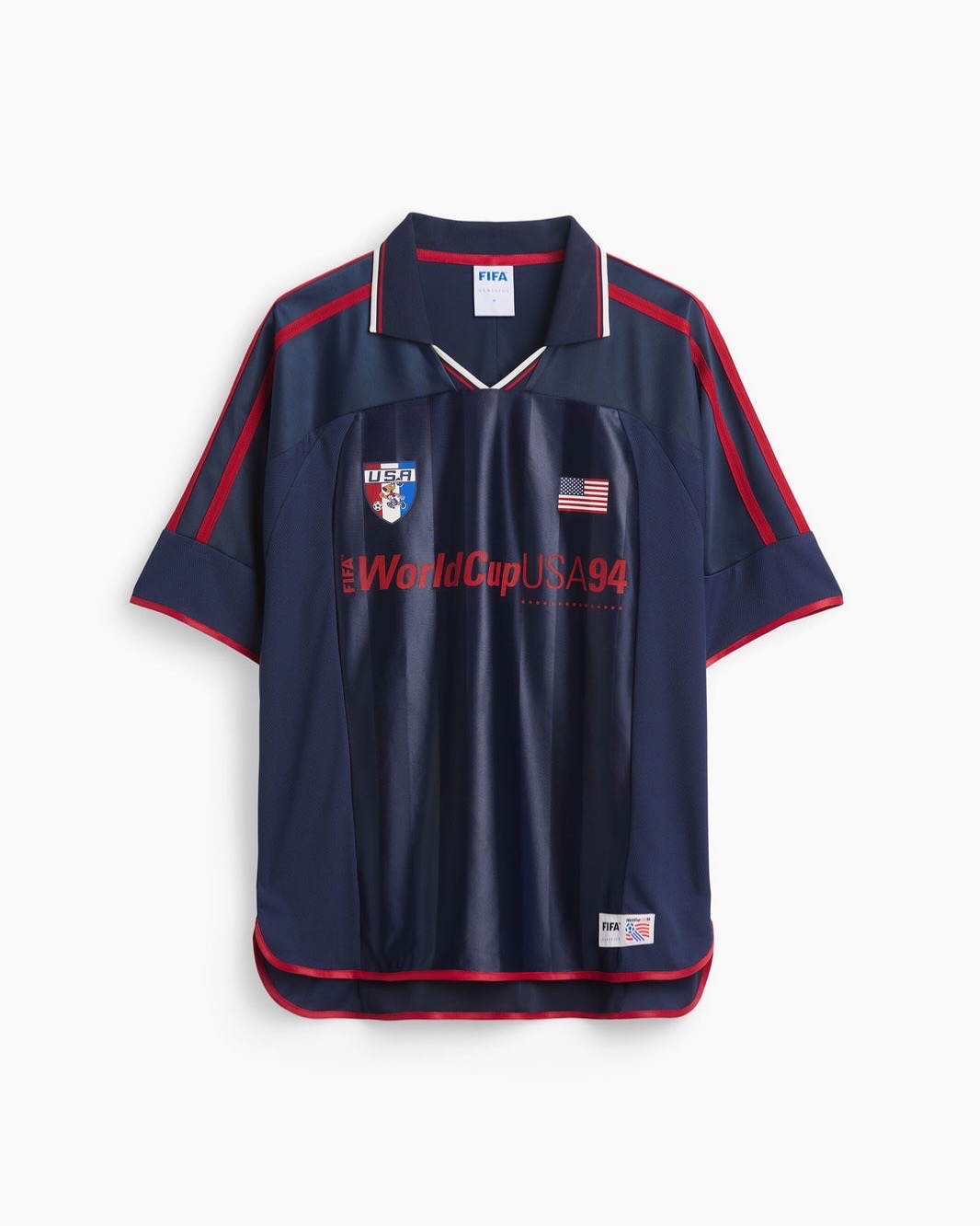 80-90년 월드컵 저지, Gap × FIFA⚽️
갭(Gap)이 FIFA와 손잡고 풀어낸 8개국 빈티지 저지가 한정 출시.
위지 테오도르(Ouigi Theodore)의 손을 거친 90년대 월드컵 저지 8종, 풀 라인업으로 떨어집니다.
‘Gap × FIFA’ 빈티지 저지 8종, 디자인은 위지 테오도르(Ouigi Theodore)가 맡았습니다. 갭이 내건 카피는 ’전 세계를 하나로 묶는 그 경기를 기리며(Made to celebrate the game that unites us)’라는 한 줄이에요. 소프트 메쉬·오버사이즈 핏, 폴로 V넥, 프런트 그래픽, 밑단 ‘FIFA Classics’ 패치까지, 90년대 월드컵 저지의 톤을 그대로 옮겨왔습니다.
라인업은 1986 멕시코(딥 그린), 1998 프랑스(트리콜로르 블루), 1994 미국(네이비·레드 스트라이프)부터 잉글랜드·스페인·브라질·아르헨티나·캐나다까지 8개국으로 풀립니다. 위지 테오도르는 브루클린 서커스(The Brooklyn Circus) 창립자, 2023년에 이은 두 번째 Gap 협업 챕터예요. 매장 출시는 5월 29일 셀렉트 한정입니다.
• Gap × FIFA Classics 캡슐 라인업, 14만 원대
- 미국 (USA): FIFA 월드컵 오버사이즈 저지
- 멕시코 (Mexico): FIFA 월드컵 오버사이즈 저지
- 프랑스 (France): FIFA 월드컵 오버사이즈 저지
- 잉글랜드 (England): FIFA 월드컵 오버사이즈 저지
- 스페인 (Spain): FIFA 월드컵 오버사이즈 저지
- 브라질 (Brazil): FIFA 월드컵 오버사이즈 저지
- 아르헨티나 (Argentina): FIFA 월드컵 오버사이즈 저지
- 캐나다 (Canada): FIFA 월드컵 오버사이즈 저지 이미지3