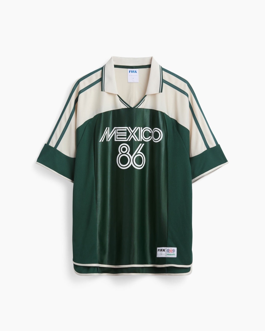 80-90년 월드컵 저지, Gap × FIFA⚽️
갭(Gap)이 FIFA와 손잡고 풀어낸 8개국 빈티지 저지가 한정 출시.
위지 테오도르(Ouigi Theodore)의 손을 거친 90년대 월드컵 저지 8종, 풀 라인업으로 떨어집니다.
‘Gap × FIFA’ 빈티지 저지 8종, 디자인은 위지 테오도르(Ouigi Theodore)가 맡았습니다. 갭이 내건 카피는 ’전 세계를 하나로 묶는 그 경기를 기리며(Made to celebrate the game that unites us)’라는 한 줄이에요. 소프트 메쉬·오버사이즈 핏, 폴로 V넥, 프런트 그래픽, 밑단 ‘FIFA Classics’ 패치까지, 90년대 월드컵 저지의 톤을 그대로 옮겨왔습니다.
라인업은 1986 멕시코(딥 그린), 1998 프랑스(트리콜로르 블루), 1994 미국(네이비·레드 스트라이프)부터 잉글랜드·스페인·브라질·아르헨티나·캐나다까지 8개국으로 풀립니다. 위지 테오도르는 브루클린 서커스(The Brooklyn Circus) 창립자, 2023년에 이은 두 번째 Gap 협업 챕터예요. 매장 출시는 5월 29일 셀렉트 한정입니다.
• Gap × FIFA Classics 캡슐 라인업, 14만 원대
- 미국 (USA): FIFA 월드컵 오버사이즈 저지
- 멕시코 (Mexico): FIFA 월드컵 오버사이즈 저지
- 프랑스 (France): FIFA 월드컵 오버사이즈 저지
- 잉글랜드 (England): FIFA 월드컵 오버사이즈 저지
- 스페인 (Spain): FIFA 월드컵 오버사이즈 저지
- 브라질 (Brazil): FIFA 월드컵 오버사이즈 저지
- 아르헨티나 (Argentina): FIFA 월드컵 오버사이즈 저지
- 캐나다 (Canada): FIFA 월드컵 오버사이즈 저지 이미지4