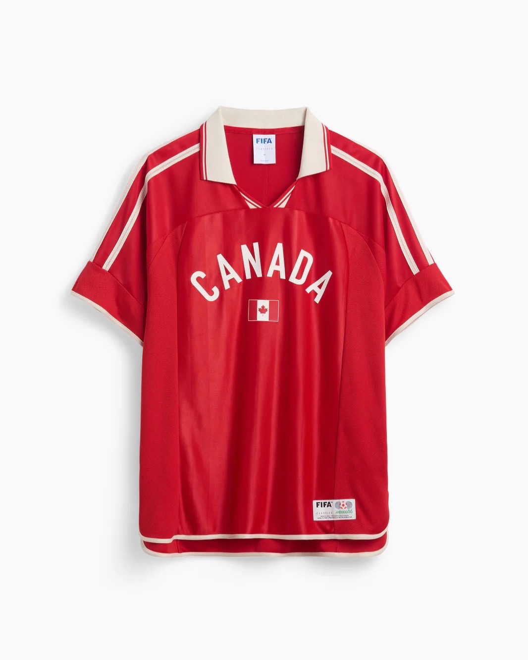 80-90년 월드컵 저지, Gap × FIFA⚽️
갭(Gap)이 FIFA와 손잡고 풀어낸 8개국 빈티지 저지가 한정 출시.
위지 테오도르(Ouigi Theodore)의 손을 거친 90년대 월드컵 저지 8종, 풀 라인업으로 떨어집니다.
‘Gap × FIFA’ 빈티지 저지 8종, 디자인은 위지 테오도르(Ouigi Theodore)가 맡았습니다. 갭이 내건 카피는 ’전 세계를 하나로 묶는 그 경기를 기리며(Made to celebrate the game that unites us)’라는 한 줄이에요. 소프트 메쉬·오버사이즈 핏, 폴로 V넥, 프런트 그래픽, 밑단 ‘FIFA Classics’ 패치까지, 90년대 월드컵 저지의 톤을 그대로 옮겨왔습니다.
라인업은 1986 멕시코(딥 그린), 1998 프랑스(트리콜로르 블루), 1994 미국(네이비·레드 스트라이프)부터 잉글랜드·스페인·브라질·아르헨티나·캐나다까지 8개국으로 풀립니다. 위지 테오도르는 브루클린 서커스(The Brooklyn Circus) 창립자, 2023년에 이은 두 번째 Gap 협업 챕터예요. 매장 출시는 5월 29일 셀렉트 한정입니다.
• Gap × FIFA Classics 캡슐 라인업, 14만 원대
- 미국 (USA): FIFA 월드컵 오버사이즈 저지
- 멕시코 (Mexico): FIFA 월드컵 오버사이즈 저지
- 프랑스 (France): FIFA 월드컵 오버사이즈 저지
- 잉글랜드 (England): FIFA 월드컵 오버사이즈 저지
- 스페인 (Spain): FIFA 월드컵 오버사이즈 저지
- 브라질 (Brazil): FIFA 월드컵 오버사이즈 저지
- 아르헨티나 (Argentina): FIFA 월드컵 오버사이즈 저지
- 캐나다 (Canada): FIFA 월드컵 오버사이즈 저지 이미지9