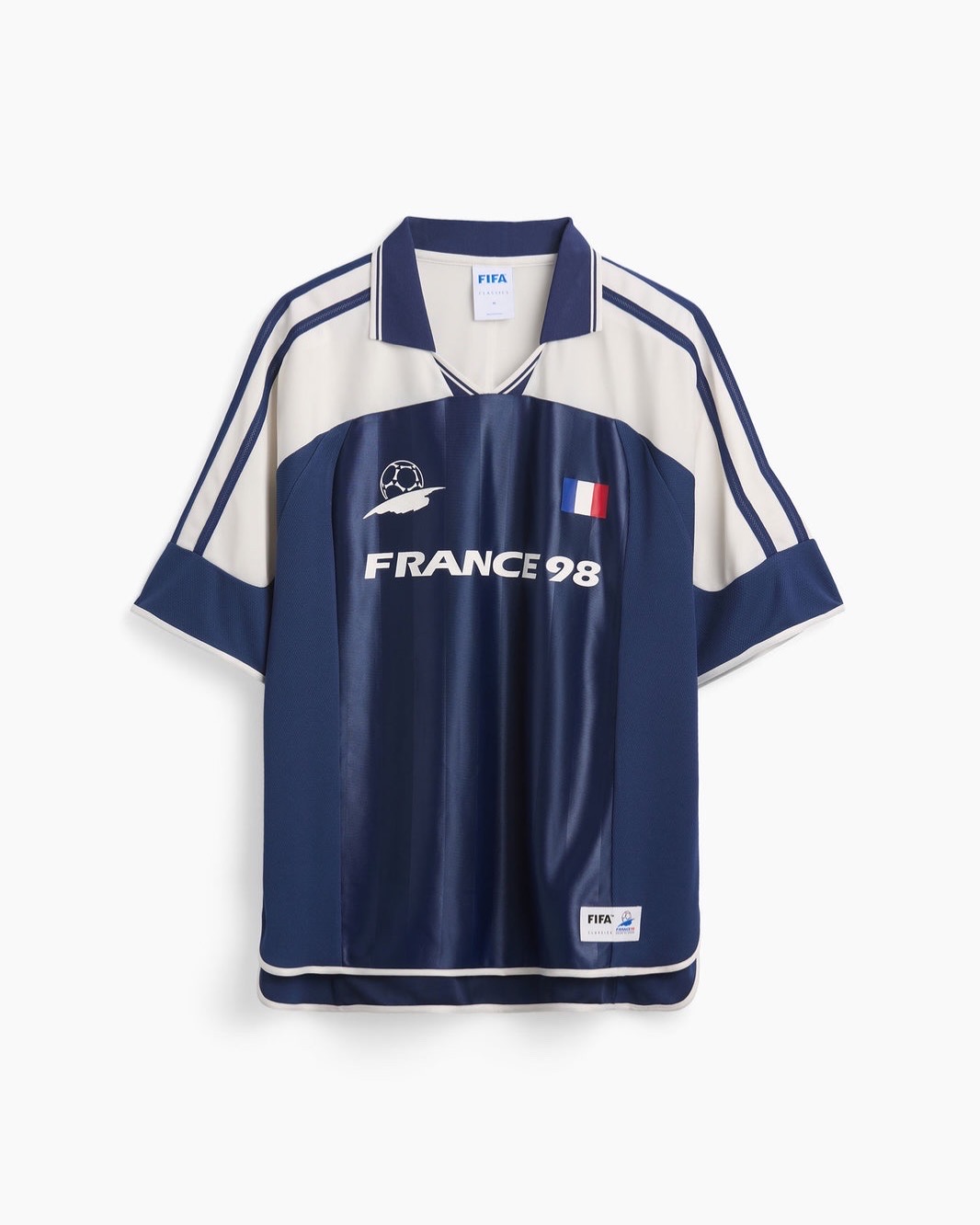 80-90년 월드컵 저지, Gap × FIFA⚽️
갭(Gap)이 FIFA와 손잡고 풀어낸 8개국 빈티지 저지가 한정 출시.
위지 테오도르(Ouigi Theodore)의 손을 거친 90년대 월드컵 저지 8종, 풀 라인업으로 떨어집니다.
‘Gap × FIFA’ 빈티지 저지 8종, 디자인은 위지 테오도르(Ouigi Theodore)가 맡았습니다. 갭이 내건 카피는 ’전 세계를 하나로 묶는 그 경기를 기리며(Made to celebrate the game that unites us)’라는 한 줄이에요. 소프트 메쉬·오버사이즈 핏, 폴로 V넥, 프런트 그래픽, 밑단 ‘FIFA Classics’ 패치까지, 90년대 월드컵 저지의 톤을 그대로 옮겨왔습니다.
라인업은 1986 멕시코(딥 그린), 1998 프랑스(트리콜로르 블루), 1994 미국(네이비·레드 스트라이프)부터 잉글랜드·스페인·브라질·아르헨티나·캐나다까지 8개국으로 풀립니다. 위지 테오도르는 브루클린 서커스(The Brooklyn Circus) 창립자, 2023년에 이은 두 번째 Gap 협업 챕터예요. 매장 출시는 5월 29일 셀렉트 한정입니다.
• Gap × FIFA Classics 캡슐 라인업, 14만 원대
- 미국 (USA): FIFA 월드컵 오버사이즈 저지
- 멕시코 (Mexico): FIFA 월드컵 오버사이즈 저지
- 프랑스 (France): FIFA 월드컵 오버사이즈 저지
- 잉글랜드 (England): FIFA 월드컵 오버사이즈 저지
- 스페인 (Spain): FIFA 월드컵 오버사이즈 저지
- 브라질 (Brazil): FIFA 월드컵 오버사이즈 저지
- 아르헨티나 (Argentina): FIFA 월드컵 오버사이즈 저지
- 캐나다 (Canada): FIFA 월드컵 오버사이즈 저지 이미지2