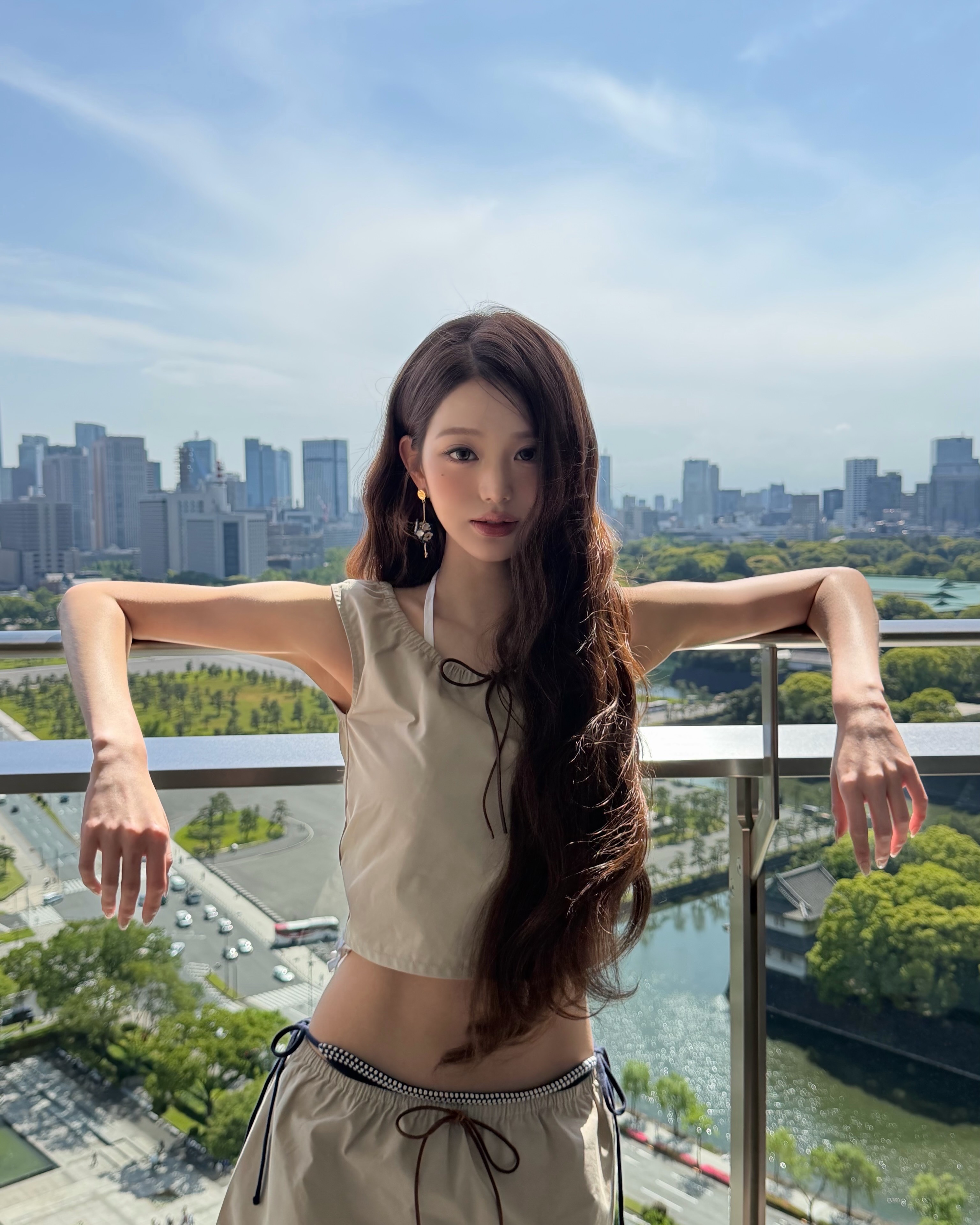 장원영 미우미우 새깅룩 가이드💙🤍
도쿄에서 보여준 장원영 ‘팬티’ 포인트 새깅, 150만 원 팬티요?!
장원영이 도쿄에서 새깅 룩을 선보였습니다. 미우미우 파나마 코튼 셋업의 스커트 위로 라이트 블루 팬티의 사이드 타이가 드러나는 스타일링이죠. 보타이 톱에 아르카디(Arcadie) 가죽 백까지 미우미우 라인으로 맞춘 룩이에요.
새깅(sagging)은 Y2K 시그니처 무드로, 미우미우의 ‘언더웨어 애즈 아우터웨어’ 방향성과 맞물리죠. 화제의 라이트 블루 팬티는 미우미우 150만 원대 코튼 라인업입니다.
예쁜 언더웨어로 포인트 하는 방법, 본인 스타일대로 따라해보세요.
• 미우미우(Miu Miu) 코튼 팬티, 150만 원대
• 미우미우(Miu Miu) 파나마 코튼 크롭 탑, 170만 원대
• 미우미우(Miu Miu) 파나마 코튼 스커트, 230만 원대 이미지3