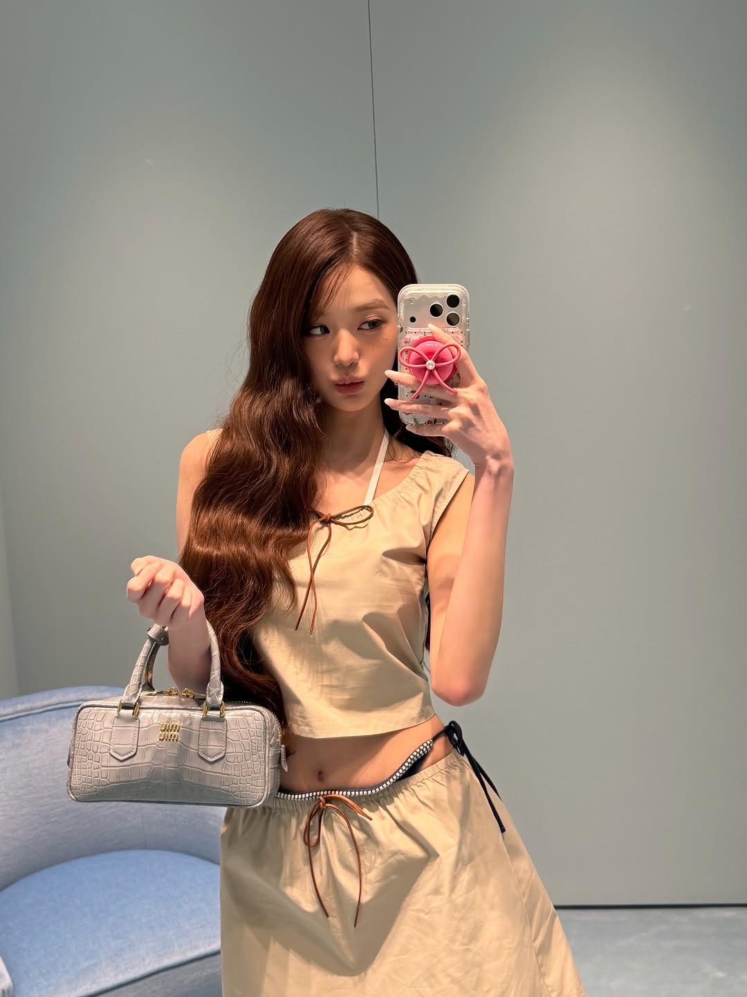 장원영 미우미우 새깅룩 가이드💙🤍 도쿄에서 보여준 장원영 ‘팬티’ 포인트 새깅, 150만 원 팬티요?! 장원영이 도쿄에서 새깅 룩을 선보였습니다. 미우미우 파나마 코튼 셋업의 스커트 위로 라이트 블루 팬티의 사이드 타이가 드러나는 스타일링이죠. 보타이 톱에 아르카디(Arcadie) 가죽 백까지 미우미우 라인으로 맞춘 룩이에요. 새깅(sagging)은 Y2K 시그니처 무드로, 미우미우의 ‘언더웨어 애즈 아우터웨어’ 방향성과 맞물리죠. 화제의 라이트 블루 팬티는 미우미우 150만 원대 코튼 라인업입니다. 예쁜 언더웨어로 포인트 하는 방법, 본인 스타일대로 따라해보세요. • 미우미우(Miu Miu) 코튼 팬티, 150만 원대 • 미우미우(Miu Miu) 파나마 코튼 크롭 탑, 170만 원대 • 미우미우(Miu Miu) 파나마 코튼 스커트, 230만 원대 이미지