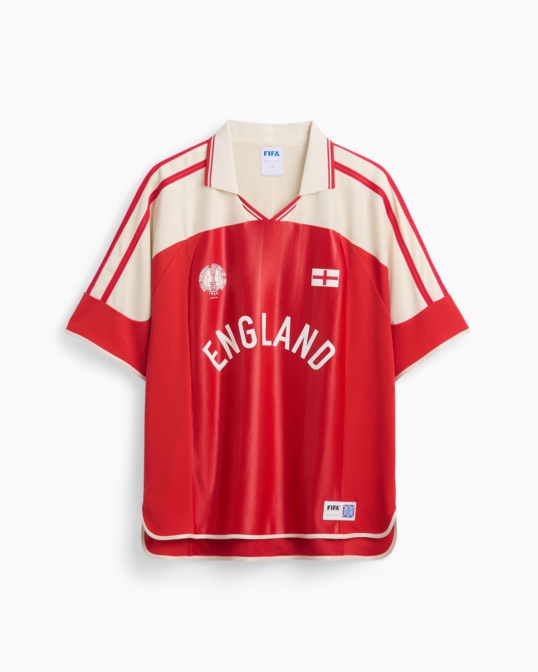 80-90년 월드컵 저지, Gap × FIFA⚽️
갭(Gap)이 FIFA와 손잡고 풀어낸 8개국 빈티지 저지가 한정 출시.
위지 테오도르(Ouigi Theodore)의 손을 거친 90년대 월드컵 저지 8종, 풀 라인업으로 떨어집니다.
‘Gap × FIFA’ 빈티지 저지 8종, 디자인은 위지 테오도르(Ouigi Theodore)가 맡았습니다. 갭이 내건 카피는 ’전 세계를 하나로 묶는 그 경기를 기리며(Made to celebrate the game that unites us)’라는 한 줄이에요. 소프트 메쉬·오버사이즈 핏, 폴로 V넥, 프런트 그래픽, 밑단 ‘FIFA Classics’ 패치까지, 90년대 월드컵 저지의 톤을 그대로 옮겨왔습니다.
라인업은 1986 멕시코(딥 그린), 1998 프랑스(트리콜로르 블루), 1994 미국(네이비·레드 스트라이프)부터 잉글랜드·스페인·브라질·아르헨티나·캐나다까지 8개국으로 풀립니다. 위지 테오도르는 브루클린 서커스(The Brooklyn Circus) 창립자, 2023년에 이은 두 번째 Gap 협업 챕터예요. 매장 출시는 5월 29일 셀렉트 한정입니다.
• Gap × FIFA Classics 캡슐 라인업, 14만 원대
- 미국 (USA): FIFA 월드컵 오버사이즈 저지
- 멕시코 (Mexico): FIFA 월드컵 오버사이즈 저지
- 프랑스 (France): FIFA 월드컵 오버사이즈 저지
- 잉글랜드 (England): FIFA 월드컵 오버사이즈 저지
- 스페인 (Spain): FIFA 월드컵 오버사이즈 저지
- 브라질 (Brazil): FIFA 월드컵 오버사이즈 저지
- 아르헨티나 (Argentina): FIFA 월드컵 오버사이즈 저지
- 캐나다 (Canada): FIFA 월드컵 오버사이즈 저지 이미지7