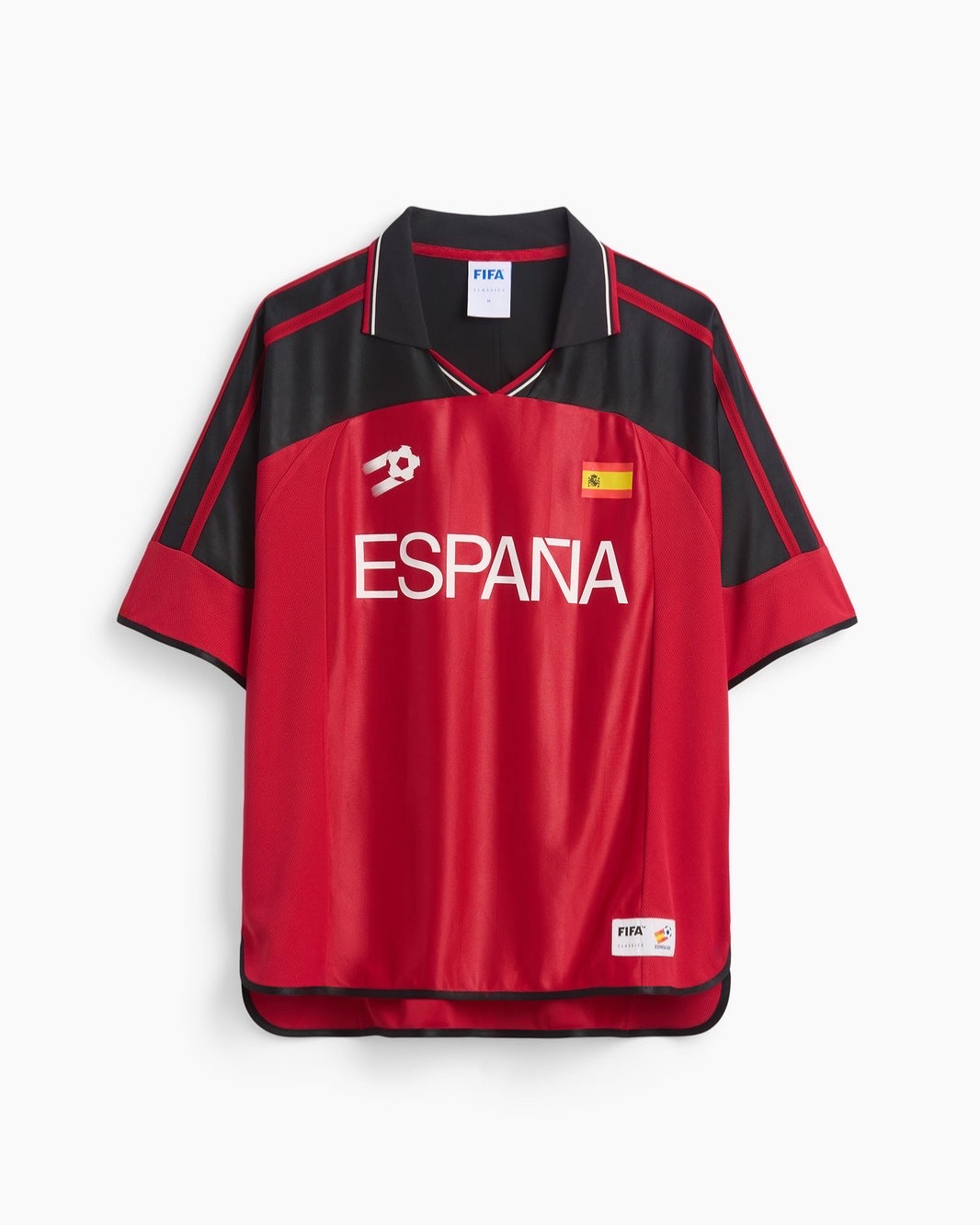 80-90년 월드컵 저지, Gap × FIFA⚽️
갭(Gap)이 FIFA와 손잡고 풀어낸 8개국 빈티지 저지가 한정 출시.
위지 테오도르(Ouigi Theodore)의 손을 거친 90년대 월드컵 저지 8종, 풀 라인업으로 떨어집니다.
‘Gap × FIFA’ 빈티지 저지 8종, 디자인은 위지 테오도르(Ouigi Theodore)가 맡았습니다. 갭이 내건 카피는 ’전 세계를 하나로 묶는 그 경기를 기리며(Made to celebrate the game that unites us)’라는 한 줄이에요. 소프트 메쉬·오버사이즈 핏, 폴로 V넥, 프런트 그래픽, 밑단 ‘FIFA Classics’ 패치까지, 90년대 월드컵 저지의 톤을 그대로 옮겨왔습니다.
라인업은 1986 멕시코(딥 그린), 1998 프랑스(트리콜로르 블루), 1994 미국(네이비·레드 스트라이프)부터 잉글랜드·스페인·브라질·아르헨티나·캐나다까지 8개국으로 풀립니다. 위지 테오도르는 브루클린 서커스(The Brooklyn Circus) 창립자, 2023년에 이은 두 번째 Gap 협업 챕터예요. 매장 출시는 5월 29일 셀렉트 한정입니다.
• Gap × FIFA Classics 캡슐 라인업, 14만 원대
- 미국 (USA): FIFA 월드컵 오버사이즈 저지
- 멕시코 (Mexico): FIFA 월드컵 오버사이즈 저지
- 프랑스 (France): FIFA 월드컵 오버사이즈 저지
- 잉글랜드 (England): FIFA 월드컵 오버사이즈 저지
- 스페인 (Spain): FIFA 월드컵 오버사이즈 저지
- 브라질 (Brazil): FIFA 월드컵 오버사이즈 저지
- 아르헨티나 (Argentina): FIFA 월드컵 오버사이즈 저지
- 캐나다 (Canada): FIFA 월드컵 오버사이즈 저지 이미지8