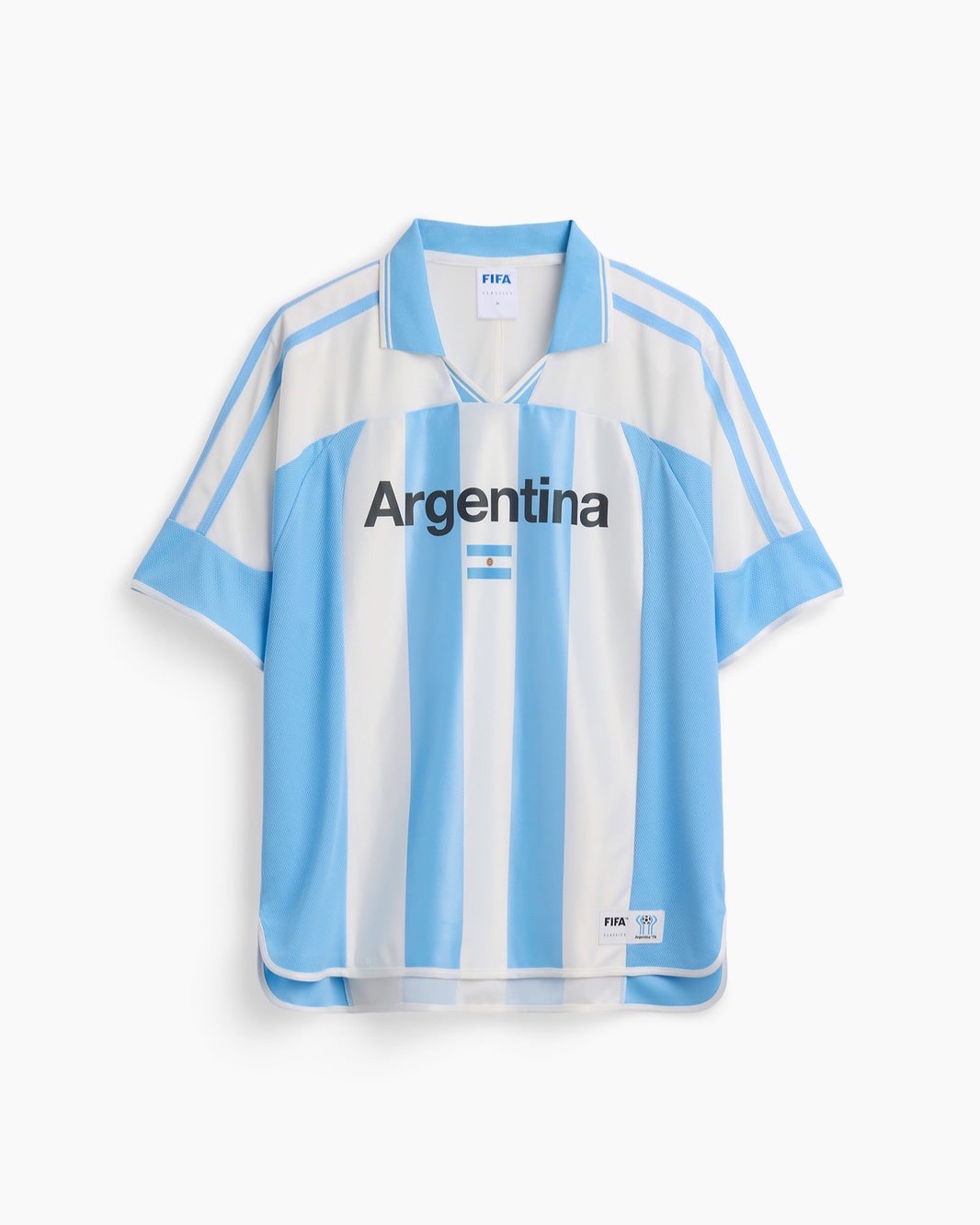 80-90년 월드컵 저지, Gap × FIFA⚽️
갭(Gap)이 FIFA와 손잡고 풀어낸 8개국 빈티지 저지가 한정 출시.
위지 테오도르(Ouigi Theodore)의 손을 거친 90년대 월드컵 저지 8종, 풀 라인업으로 떨어집니다.
‘Gap × FIFA’ 빈티지 저지 8종, 디자인은 위지 테오도르(Ouigi Theodore)가 맡았습니다. 갭이 내건 카피는 ’전 세계를 하나로 묶는 그 경기를 기리며(Made to celebrate the game that unites us)’라는 한 줄이에요. 소프트 메쉬·오버사이즈 핏, 폴로 V넥, 프런트 그래픽, 밑단 ‘FIFA Classics’ 패치까지, 90년대 월드컵 저지의 톤을 그대로 옮겨왔습니다.
라인업은 1986 멕시코(딥 그린), 1998 프랑스(트리콜로르 블루), 1994 미국(네이비·레드 스트라이프)부터 잉글랜드·스페인·브라질·아르헨티나·캐나다까지 8개국으로 풀립니다. 위지 테오도르는 브루클린 서커스(The Brooklyn Circus) 창립자, 2023년에 이은 두 번째 Gap 협업 챕터예요. 매장 출시는 5월 29일 셀렉트 한정입니다.
• Gap × FIFA Classics 캡슐 라인업, 14만 원대
- 미국 (USA): FIFA 월드컵 오버사이즈 저지
- 멕시코 (Mexico): FIFA 월드컵 오버사이즈 저지
- 프랑스 (France): FIFA 월드컵 오버사이즈 저지
- 잉글랜드 (England): FIFA 월드컵 오버사이즈 저지
- 스페인 (Spain): FIFA 월드컵 오버사이즈 저지
- 브라질 (Brazil): FIFA 월드컵 오버사이즈 저지
- 아르헨티나 (Argentina): FIFA 월드컵 오버사이즈 저지
- 캐나다 (Canada): FIFA 월드컵 오버사이즈 저지 이미지5