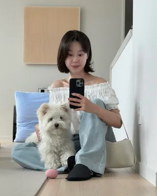 이주미의 삶의 질 수직 상승템🌱
특유의 따뜻하고 정돈된 분위기로 많은 이들의 워너비 라이프스타일이 된 이주미 님. 반려견 살구와 함께하는 그녀의 일상 공간은 과한 화려함보다 내추럴한 톤과 감각적인 소품들의 조화가 돋보입니다. 보는 것만으로도 편안해지는 '살구네 집'의 감성을 채워주는, 주미 님의 안목이 담긴 탐나는 리빙 아이템 4가지를 소개합니다.
1. 투스티 루꼴라 치약
- "저렴하지 않은데 쟁이게 되는 템"으로 주미 님이 소개한 아이템. 감각적인 패키지 디자인은 물론, 흔하지 않은 싱그러운 루꼴라 향으로 욕실 분위기와 양치 루틴을 한층 더 특별하게 만들어 줍니다.
2. 라비킷 미니 스타일러
- 옷장 속이나 행거에 가볍게 걸어두는 것만으로도 포근한 관리가 가능한 미니멀한 디자인의 스타일러. 깔끔한 화이트 톤 오브제 형태로 인테리어를 해치지 않으면서 일상의 쾌적함을 더해줍니다.
3. 프람 파자마
- 집에서의 시간을 가장 온전하게 만들어주는 미니멀하고 편안한 실루엣의 홈웨어. 피부에 닿는 기분 좋은 촉감과 차분한 컬러감으로 머무는 공간의 무드까지 한층 더 감도 높게 완성해 줍니다.
4. 마일리솝 에센셜 오일
- 포근한 패브릭 위에 톡톡 떨어트려 온전한 휴식을 취할 수 있게 돕는 주미 님의 힐링 치트키. 공간의 공기를 차분하고 내추럴하게 바꾸어주는 주미 님만의 시그니처 블렌딩 오일입니다.
이미지
