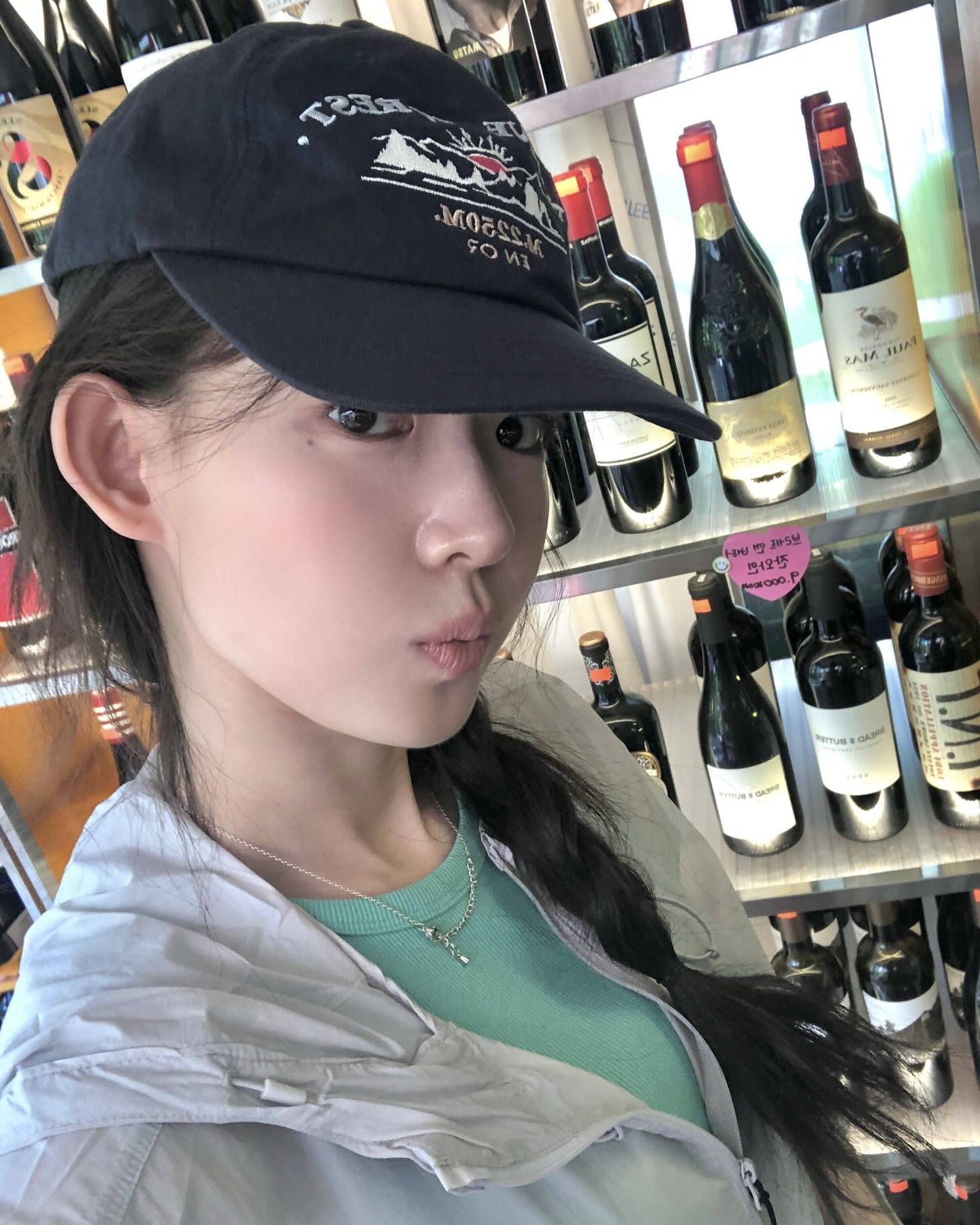 답답한 메이크업이 싫다면?👀
여름엔 청초한 모리걸 메이크업 하자🫧🩵
여름 모리걸 메이크업은 진하게 채우기보다 맑고 가볍게 덜어내는 것이 포인트입니다. 모리는 일본어로 숲을 뜻하는 말로, 숲속 소녀처럼 자연스럽고 편안한 분위기를 떠올리면 쉬운데요. 얇은 피부 표현에 브라운 음영을 살짝 더해 부드러운 눈매를 완성하는 것이죠.
볼과 입술에는 피치 코랄이나 연한 로즈빛을 은은하게 얹어 생기만 더해보세요. 덜어낼수록 분위기가 살아나는 청초한 여름 모리걸 메이크업, 데일리 메이크업으로 참고해보세요. 이미지8