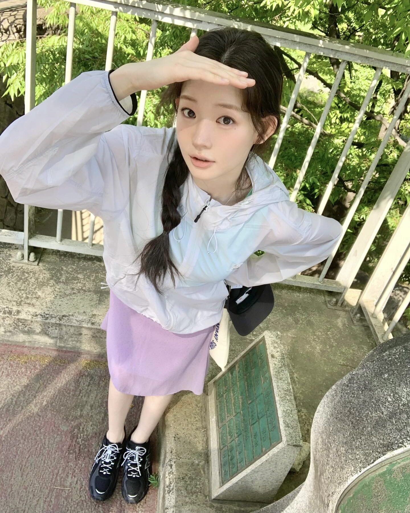 답답한 메이크업이 싫다면?👀
여름엔 청초한 모리걸 메이크업 하자🫧🩵
여름 모리걸 메이크업은 진하게 채우기보다 맑고 가볍게 덜어내는 것이 포인트입니다. 모리는 일본어로 숲을 뜻하는 말로, 숲속 소녀처럼 자연스럽고 편안한 분위기를 떠올리면 쉬운데요. 얇은 피부 표현에 브라운 음영을 살짝 더해 부드러운 눈매를 완성하는 것이죠.
볼과 입술에는 피치 코랄이나 연한 로즈빛을 은은하게 얹어 생기만 더해보세요. 덜어낼수록 분위기가 살아나는 청초한 여름 모리걸 메이크업, 데일리 메이크업으로 참고해보세요. 이미지7