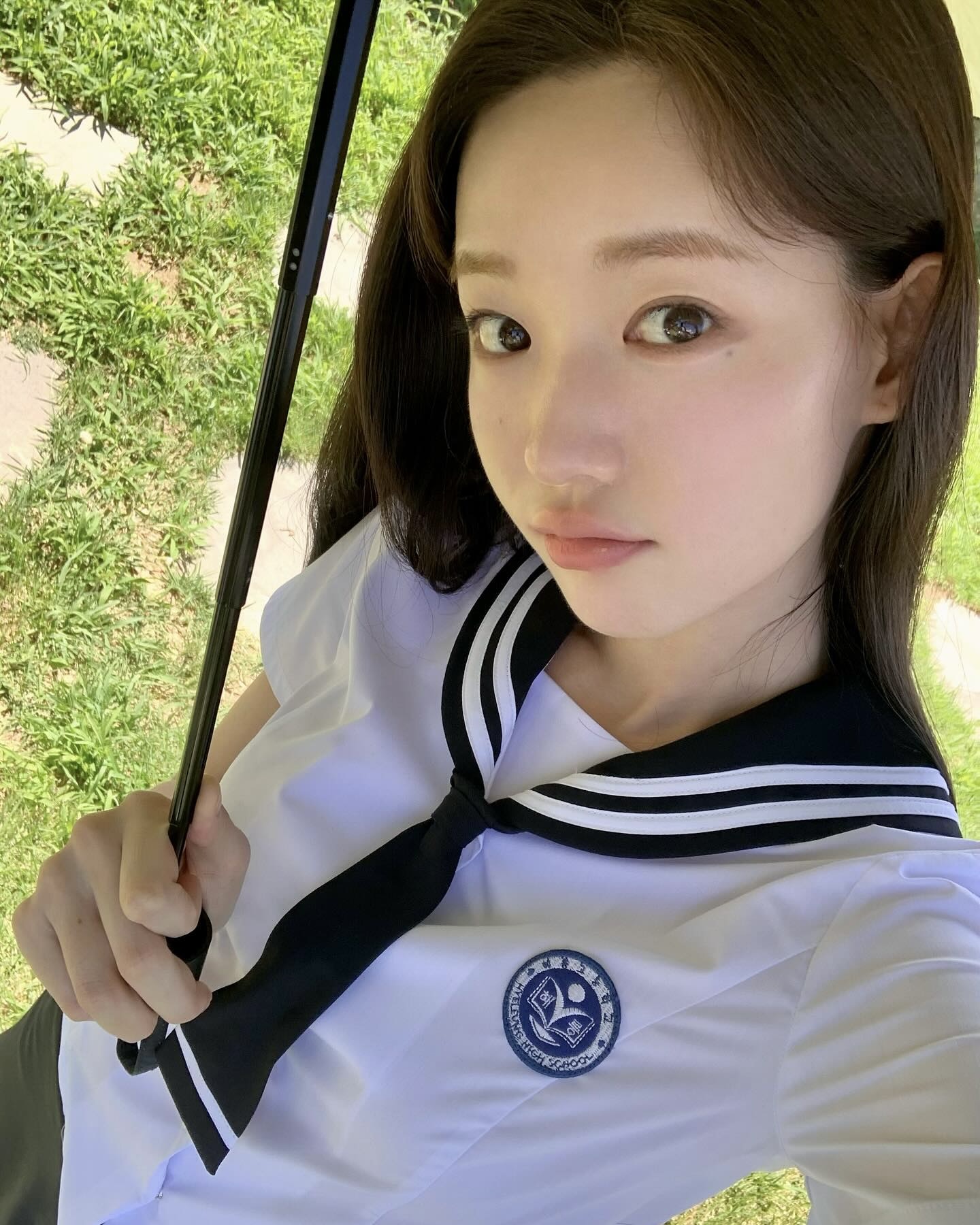 답답한 메이크업이 싫다면?👀 여름엔 청초한 모리걸 메이크업 하자🫧🩵 여름 모리걸 메이크업은 진하게 채우기보다 맑고 가볍게 덜어내는 것이 포인트입니다. 모리는 일본어로 숲을 뜻하는 말로, 숲속 소녀처럼 자연스럽고 편안한 분위기를 떠올리면 쉬운데요. 얇은 피부 표현에 브라운 음영을 살짝 더해 부드러운 눈매를 완성하는 것이죠. 볼과 입술에는 피치 코랄이나 연한 로즈빛을 은은하게 얹어 생기만 더해보세요. 덜어낼수록 분위기가 살아나는 청초한 여름 모리걸 메이크업, 데일리 메이크업으로 참고해보세요. 이미지