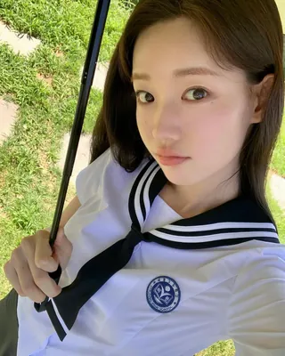 답답한 메이크업이 싫다면?👀
여름엔 청초한 모리걸 메이크업 하자🫧🩵
여름 모리걸 메이크업은 진하게 채우기보다 맑고 가볍게 덜어내는 것이 포인트입니다. 모리는 일본어로 숲을 뜻하는 말로, 숲속 소녀처럼 자연스럽고 편안한 분위기를 떠올리면 쉬운데요. 얇은 피부 표현에 브라운 음영을 살짝 더해 부드러운 눈매를 완성하는 것이죠.
볼과 입술에는 피치 코랄이나 연한 로즈빛을 은은하게 얹어 생기만 더해보세요. 덜어낼수록 분위기가 살아나는 청초한 여름 모리걸 메이크업, 데일리 메이크업으로 참고해보세요. 이미지