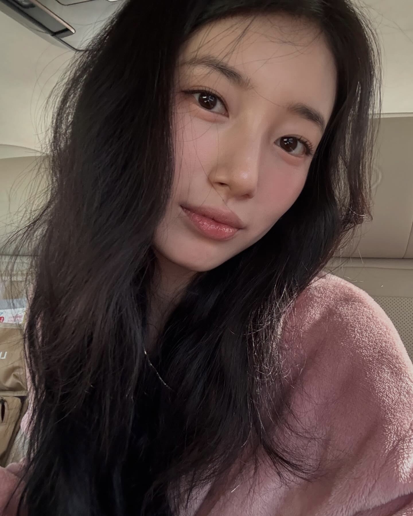 답답한 메이크업이 싫다면?👀
여름엔 청초한 모리걸 메이크업 하자🫧🩵
여름 모리걸 메이크업은 진하게 채우기보다 맑고 가볍게 덜어내는 것이 포인트입니다. 모리는 일본어로 숲을 뜻하는 말로, 숲속 소녀처럼 자연스럽고 편안한 분위기를 떠올리면 쉬운데요. 얇은 피부 표현에 브라운 음영을 살짝 더해 부드러운 눈매를 완성하는 것이죠.
볼과 입술에는 피치 코랄이나 연한 로즈빛을 은은하게 얹어 생기만 더해보세요. 덜어낼수록 분위기가 살아나는 청초한 여름 모리걸 메이크업, 데일리 메이크업으로 참고해보세요. 이미지5