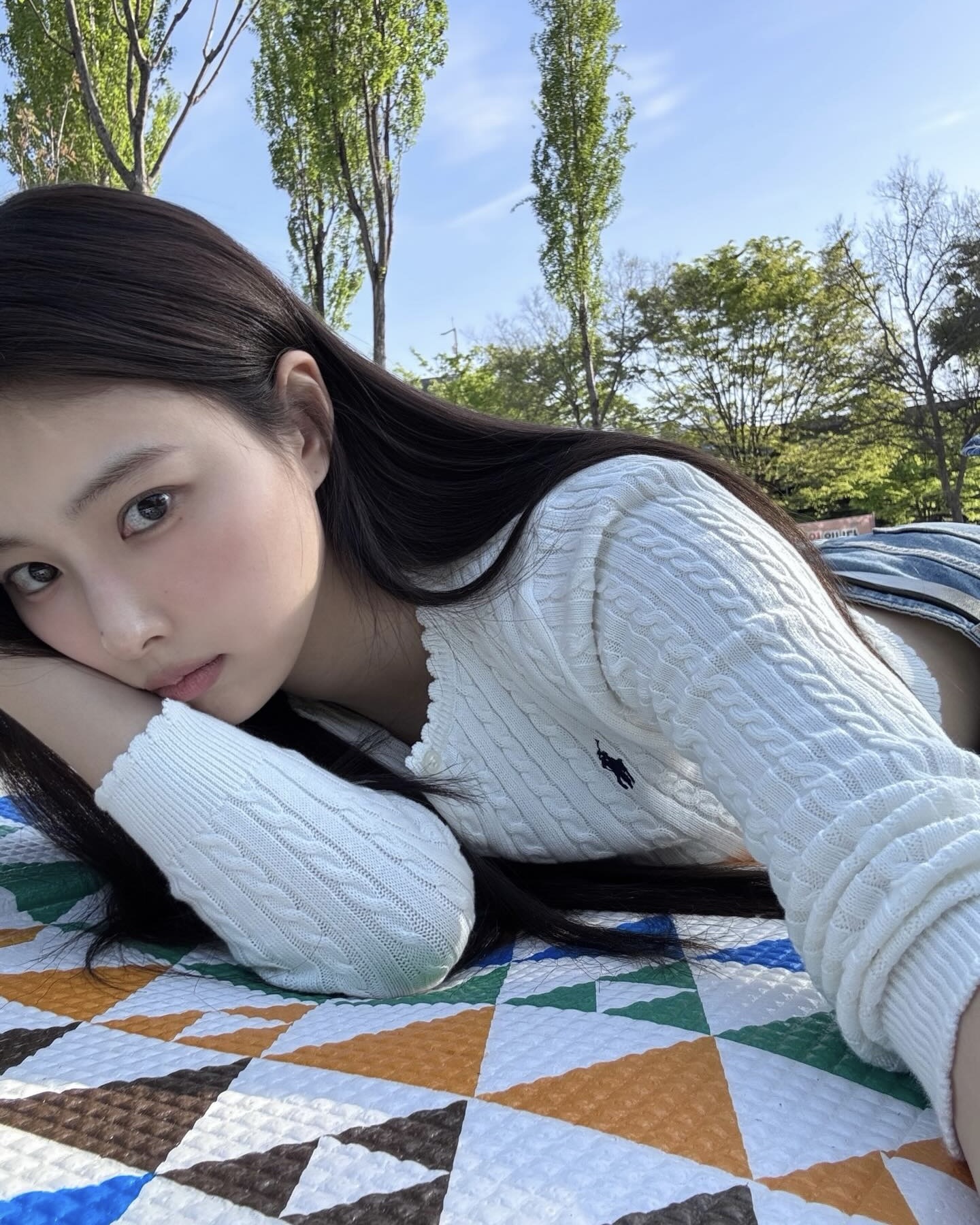 답답한 메이크업이 싫다면?👀
여름엔 청초한 모리걸 메이크업 하자🫧🩵
여름 모리걸 메이크업은 진하게 채우기보다 맑고 가볍게 덜어내는 것이 포인트입니다. 모리는 일본어로 숲을 뜻하는 말로, 숲속 소녀처럼 자연스럽고 편안한 분위기를 떠올리면 쉬운데요. 얇은 피부 표현에 브라운 음영을 살짝 더해 부드러운 눈매를 완성하는 것이죠.
볼과 입술에는 피치 코랄이나 연한 로즈빛을 은은하게 얹어 생기만 더해보세요. 덜어낼수록 분위기가 살아나는 청초한 여름 모리걸 메이크업, 데일리 메이크업으로 참고해보세요. 이미지3