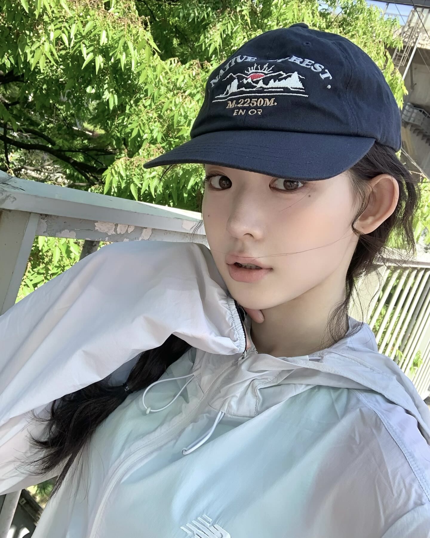 답답한 메이크업이 싫다면?👀
여름엔 청초한 모리걸 메이크업 하자🫧🩵
여름 모리걸 메이크업은 진하게 채우기보다 맑고 가볍게 덜어내는 것이 포인트입니다. 모리는 일본어로 숲을 뜻하는 말로, 숲속 소녀처럼 자연스럽고 편안한 분위기를 떠올리면 쉬운데요. 얇은 피부 표현에 브라운 음영을 살짝 더해 부드러운 눈매를 완성하는 것이죠.
볼과 입술에는 피치 코랄이나 연한 로즈빛을 은은하게 얹어 생기만 더해보세요. 덜어낼수록 분위기가 살아나는 청초한 여름 모리걸 메이크업, 데일리 메이크업으로 참고해보세요. 이미지9