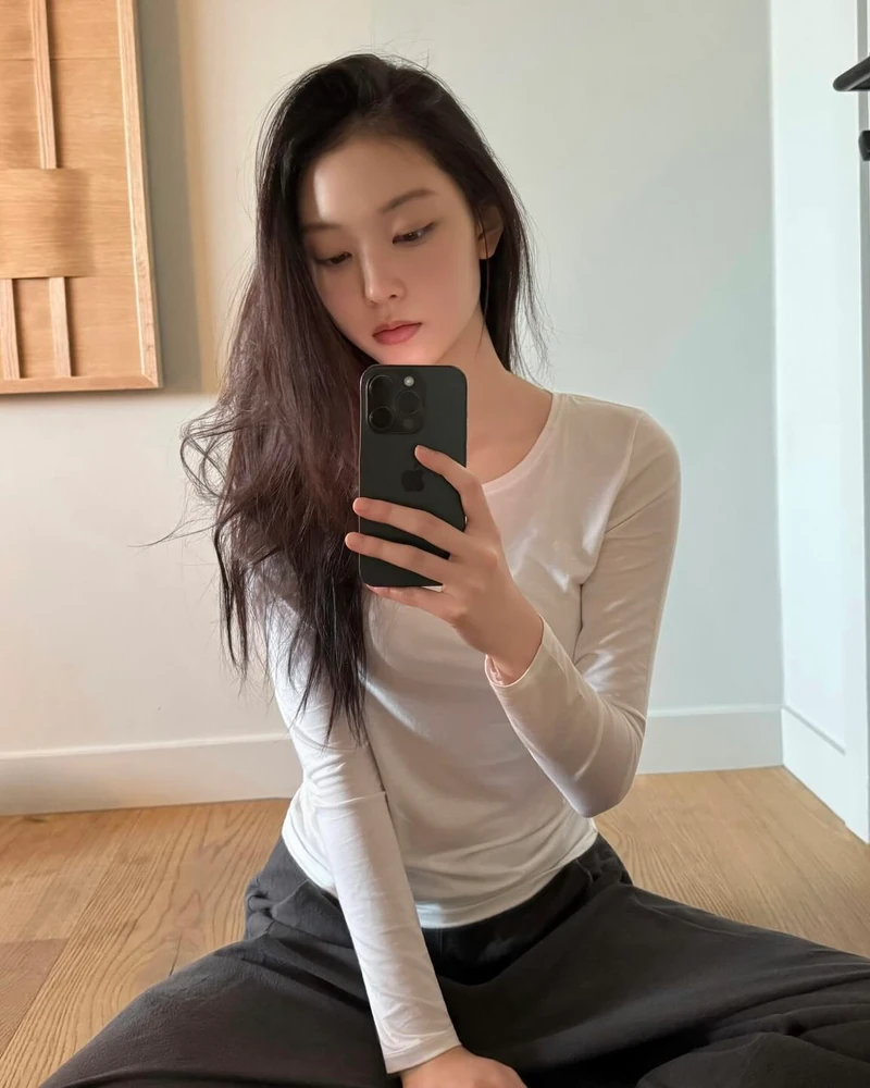 답답한 메이크업이 싫다면?👀
여름엔 청초한 모리걸 메이크업 하자🫧🩵
여름 모리걸 메이크업은 진하게 채우기보다 맑고 가볍게 덜어내는 것이 포인트입니다. 모리는 일본어로 숲을 뜻하는 말로, 숲속 소녀처럼 자연스럽고 편안한 분위기를 떠올리면 쉬운데요. 얇은 피부 표현에 브라운 음영을 살짝 더해 부드러운 눈매를 완성하는 것이죠.
볼과 입술에는 피치 코랄이나 연한 로즈빛을 은은하게 얹어 생기만 더해보세요. 덜어낼수록 분위기가 살아나는 청초한 여름 모리걸 메이크업, 데일리 메이크업으로 참고해보세요. 이미지2