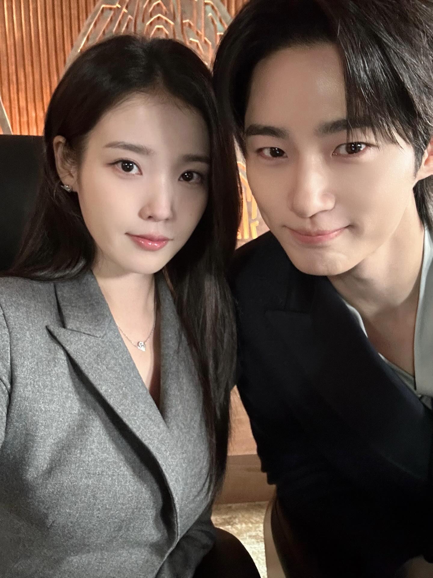 21세기 대군부인, 역사 고증 논란 사과문 발표 MBC 드라마 <21세기 대군부인> 을 둘러싼 역사 고증 논란에 대해 주연 배우 아이유와 변우석이 사과문을 발표했습니다. 변우석은 자필 사과문을 통해 “역사적 맥락에 대한 고민이 부족했다”는 취지로 입장을 전했고, 아이유 역시 작품의 주연배우로서 책임감 있는 모습을 보여드리지 못했다며 사과의 뜻을 밝혔는데요. 지난 16일 종영했지만, 극 중 설정과 표현을 두고 논란이 이어지며 결국 제작진과 배우들의 사과로 이어졌습니다. 이미지